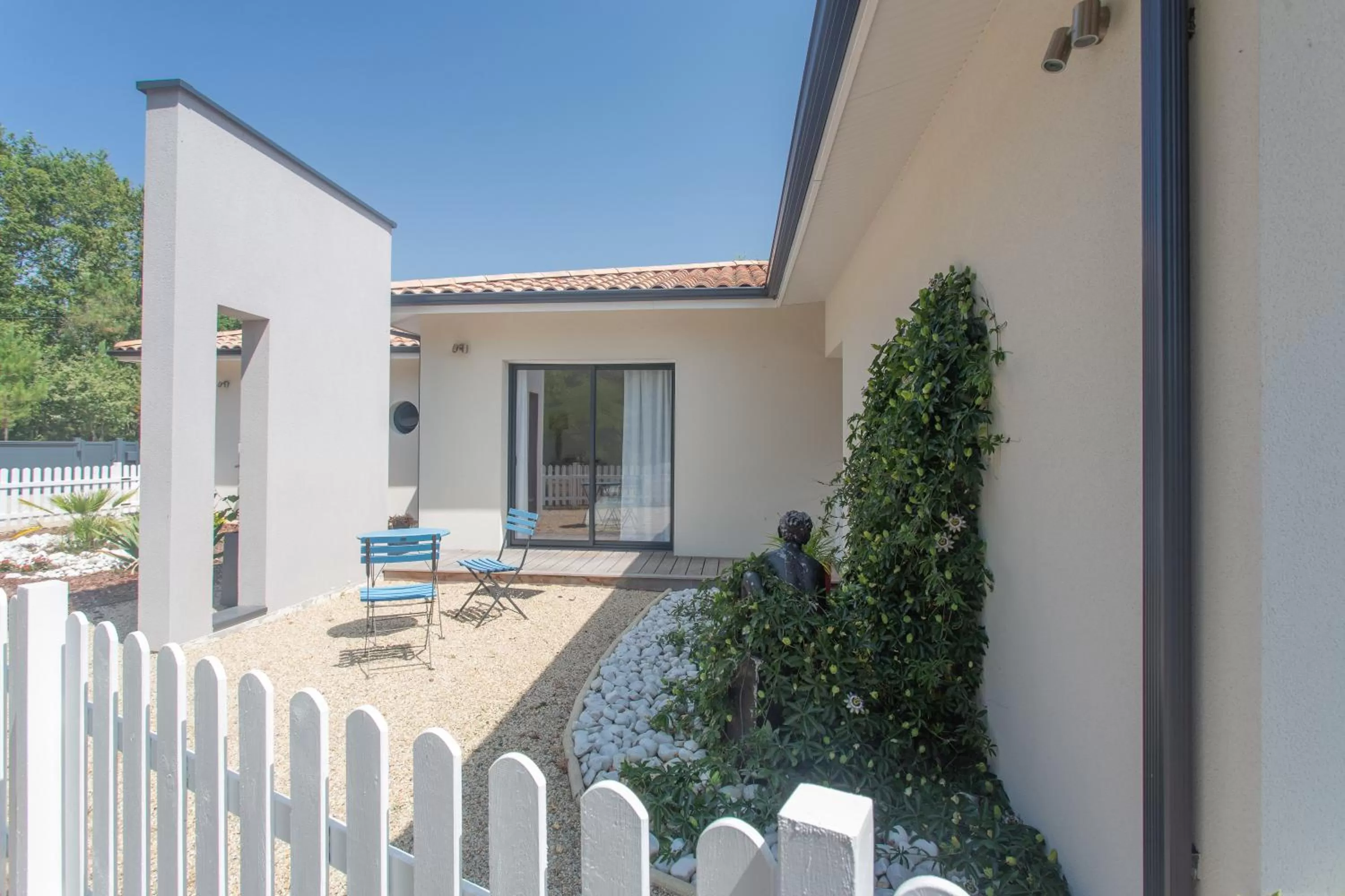 Patio, Property Building in Dune et Coquelicot