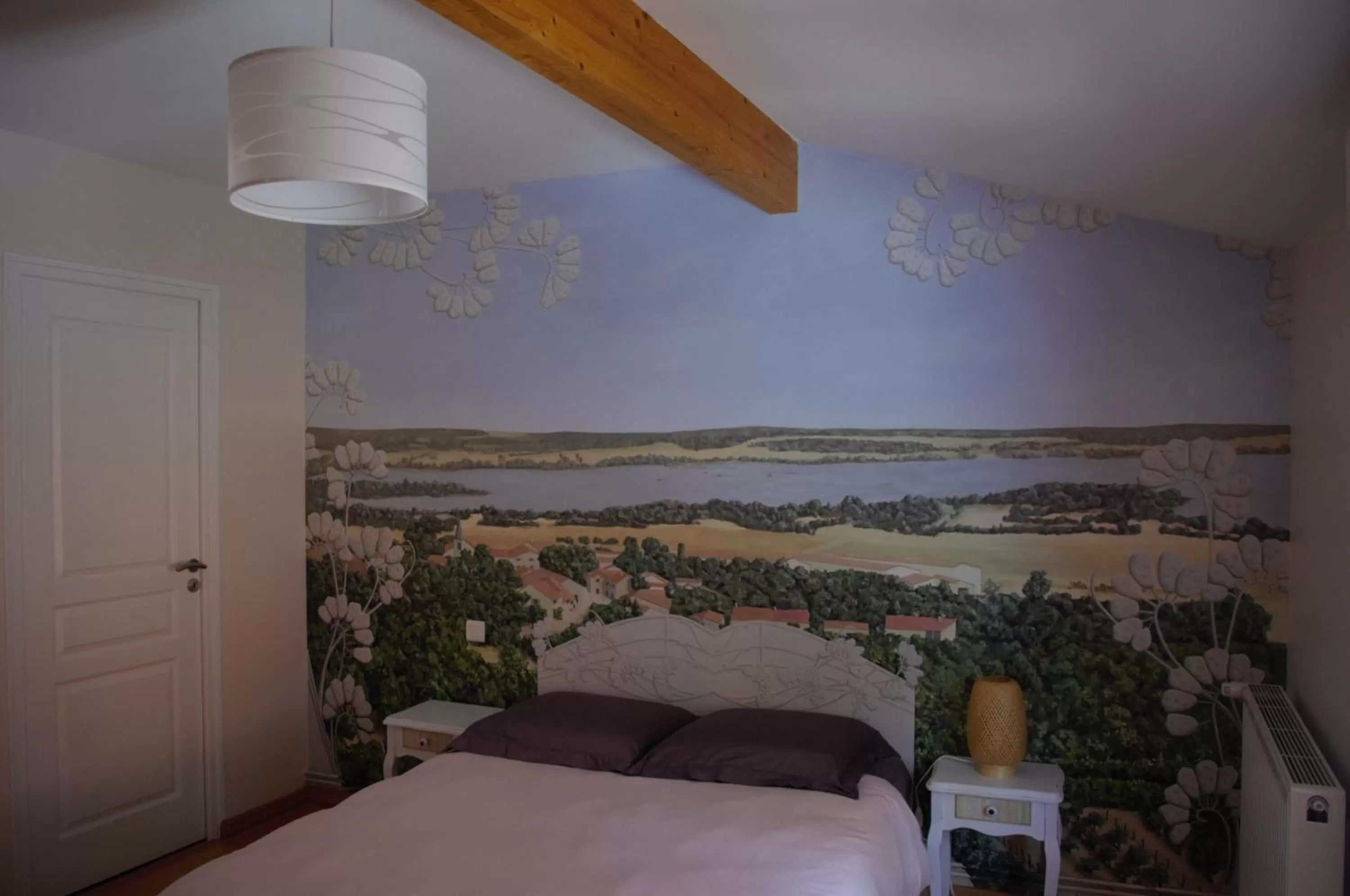 Shower, Bed in La Maison de L Artiste - Chambres d'hôtes à Verdun - avec jacuzzi