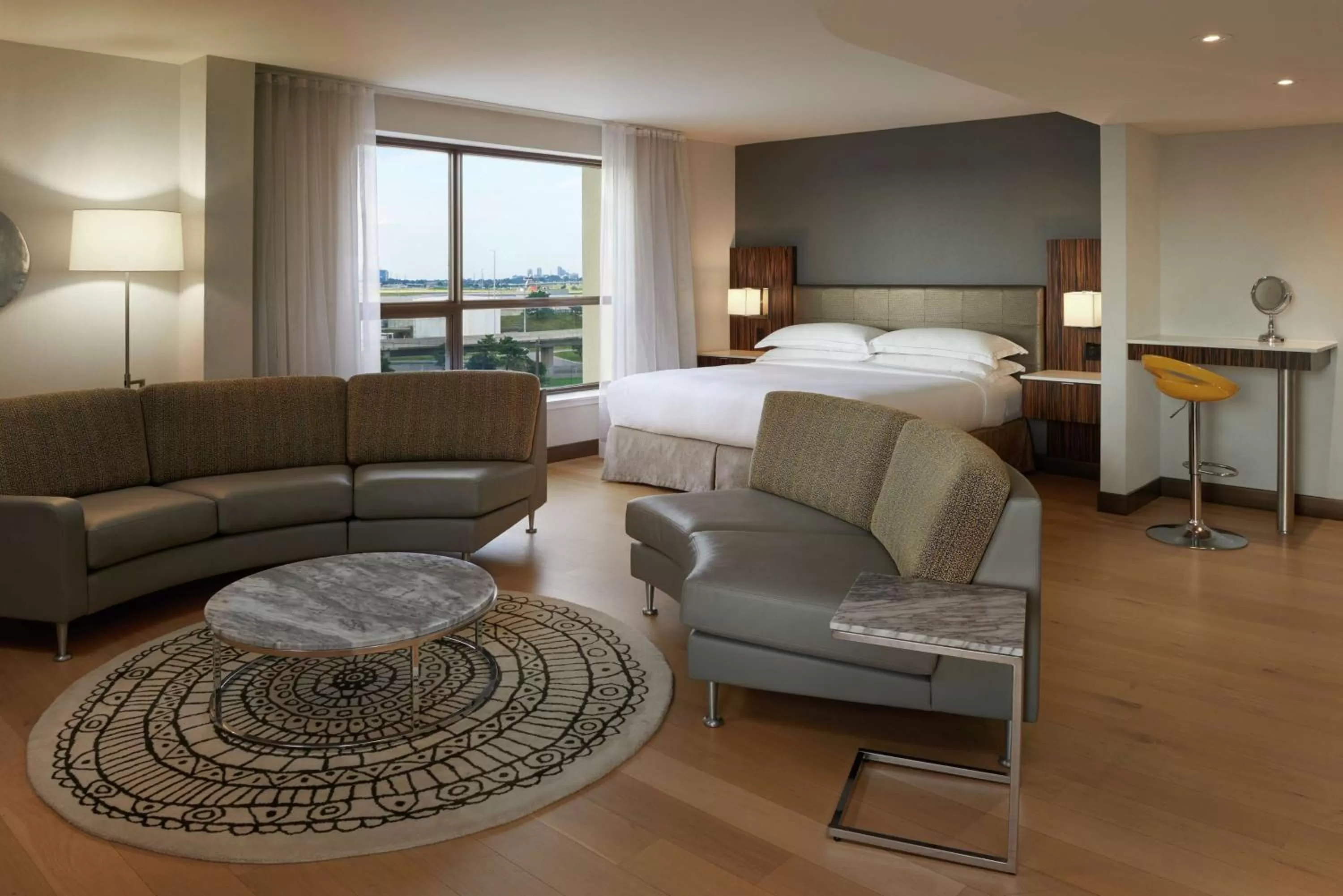 Bedroom, Bed in Hilton Toronto Airport Hotel & Suites