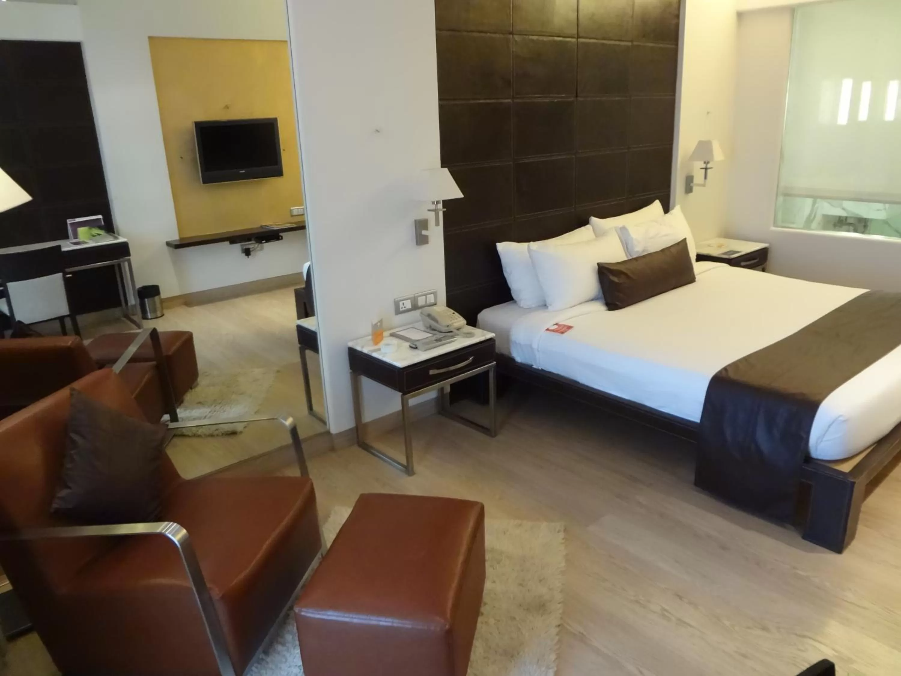 Photo of the whole room, Bed in Mirage Hotel, Mumbai International Airport