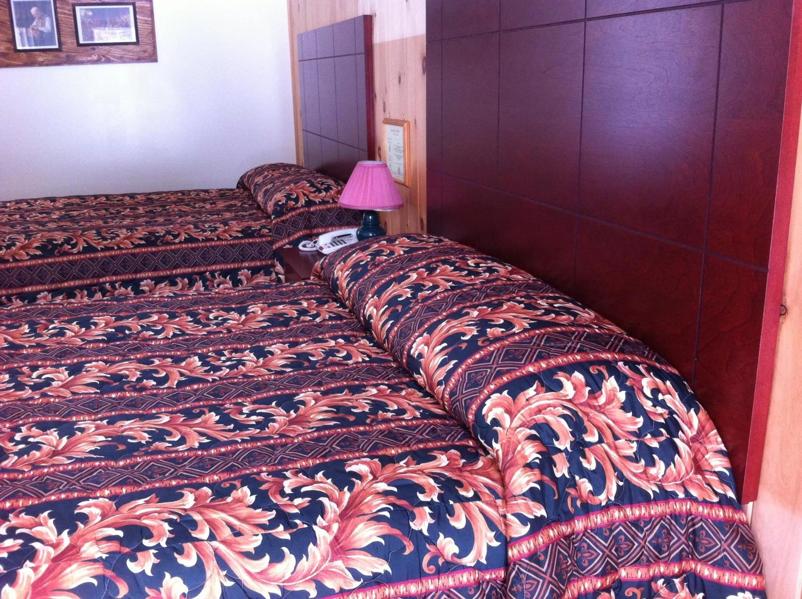 Bed in Deep River Motel