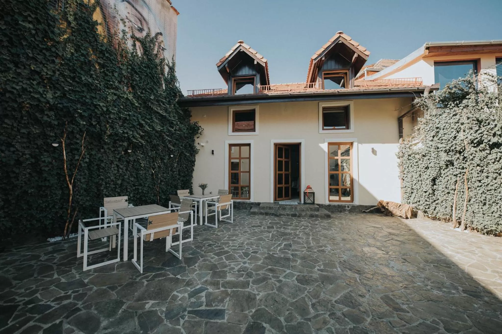 Property Building in Hotel Marabella