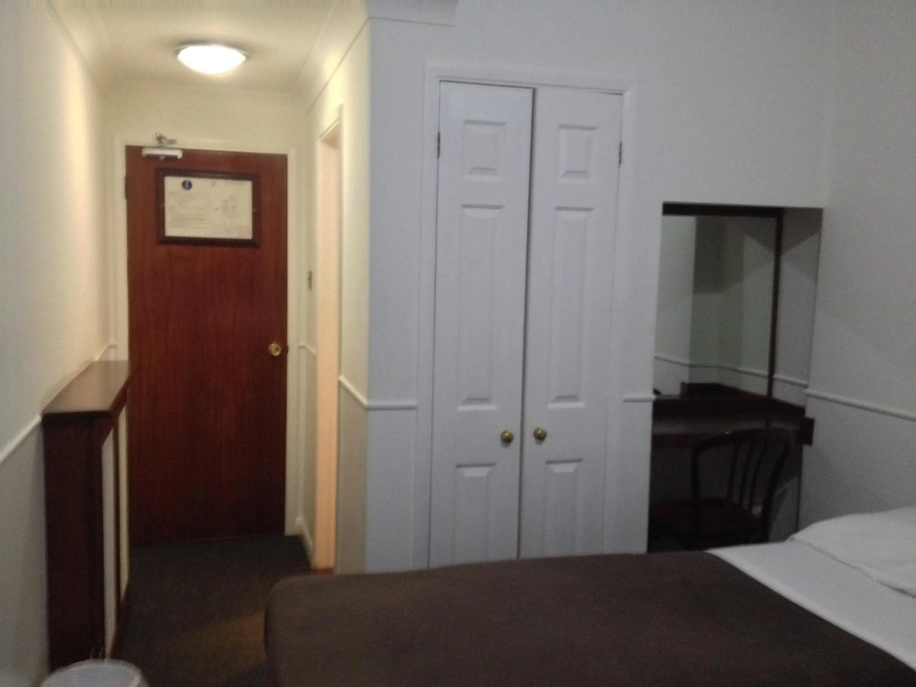 Photo of the whole room in London Continental Hotel