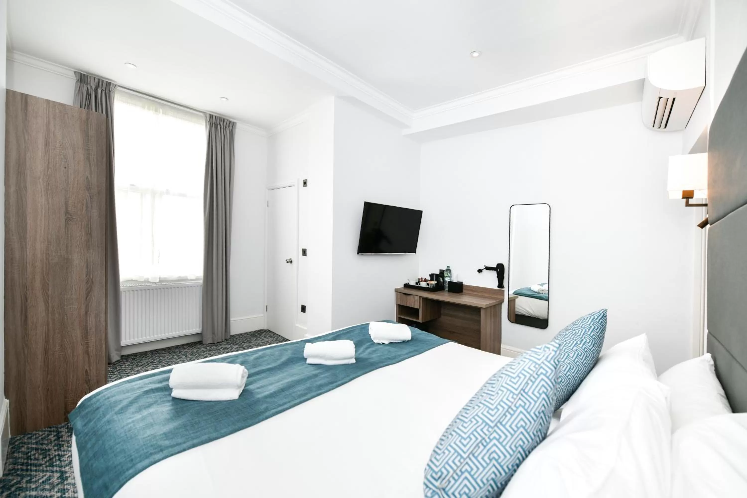 Bedroom, Bed in The J Hyde Park - A Park Avenue Hotel