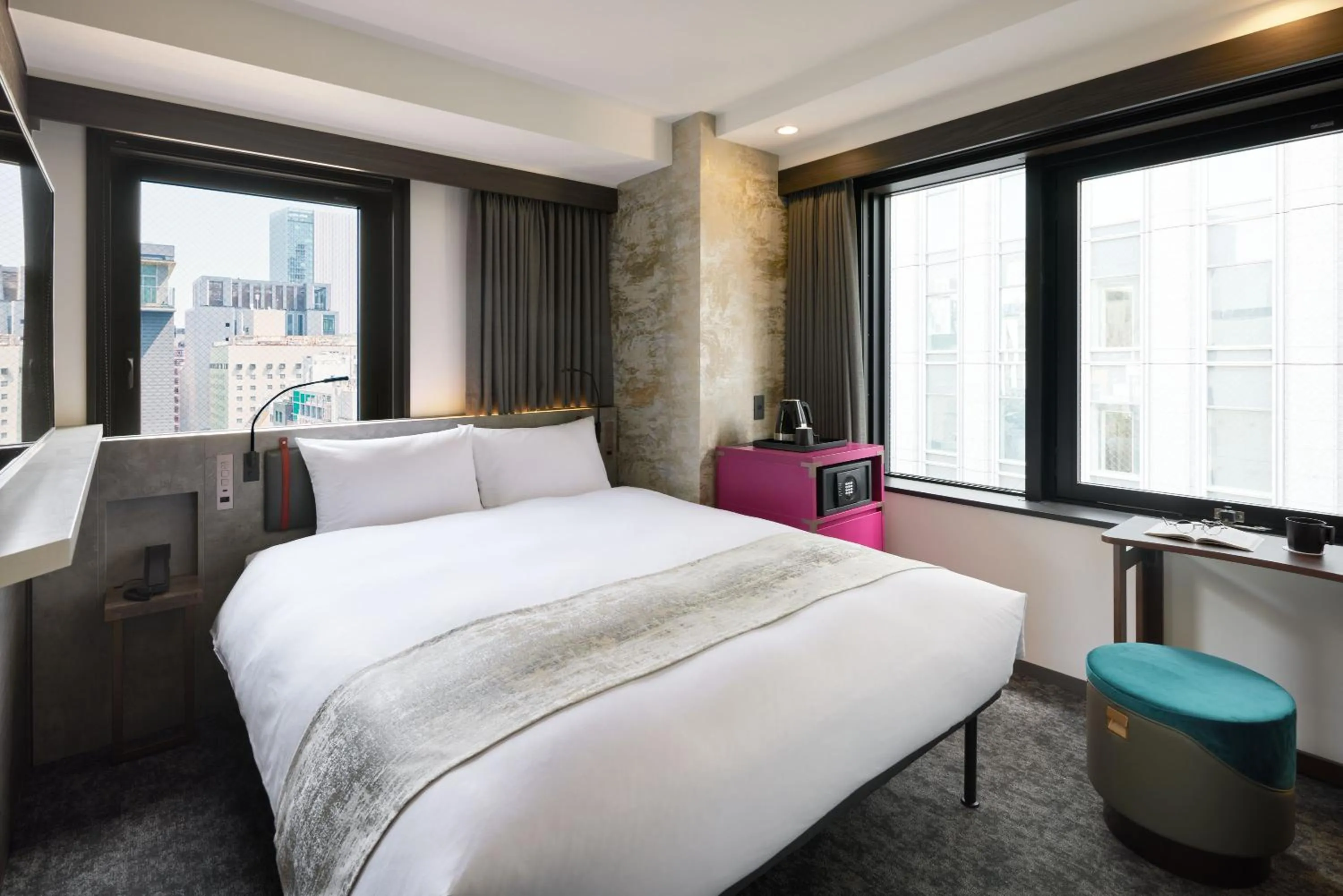 Photo of the whole room, Bed in the b ginza