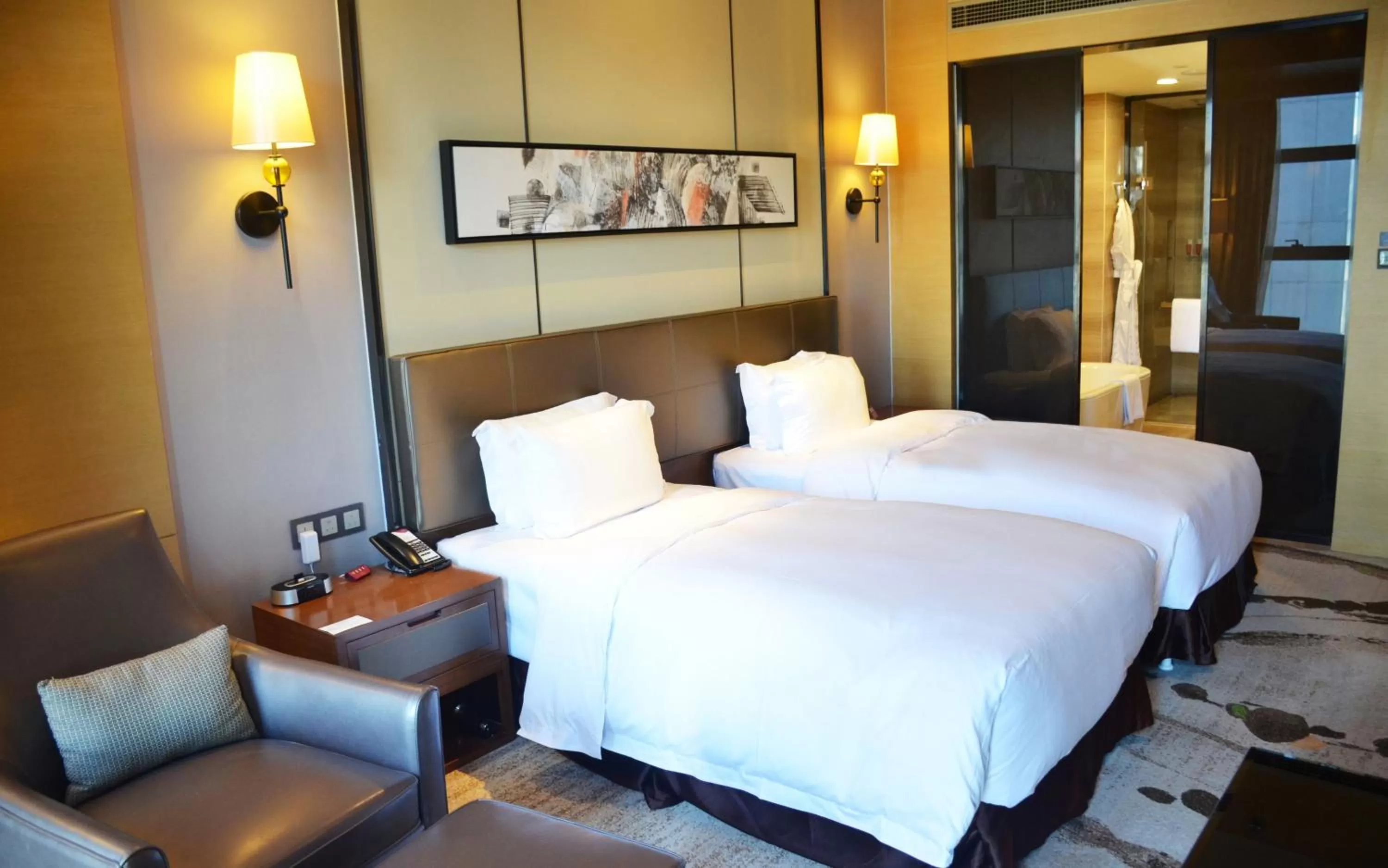 Photo of the whole room, Bed in Crowne Plaza Tianjin Meijiangnan by IHG