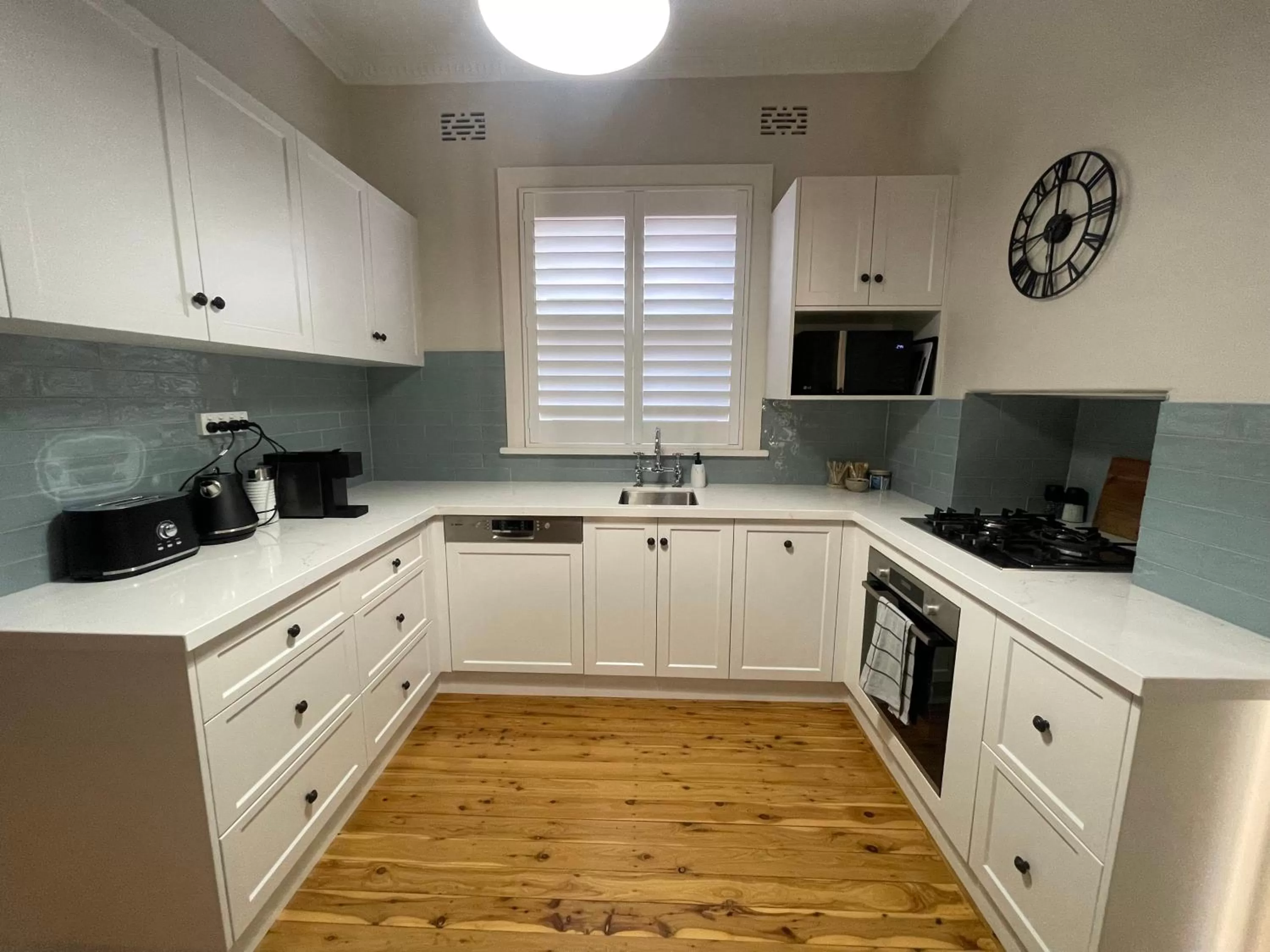 Kitchen or kitchenette in Astor Hotel Motel