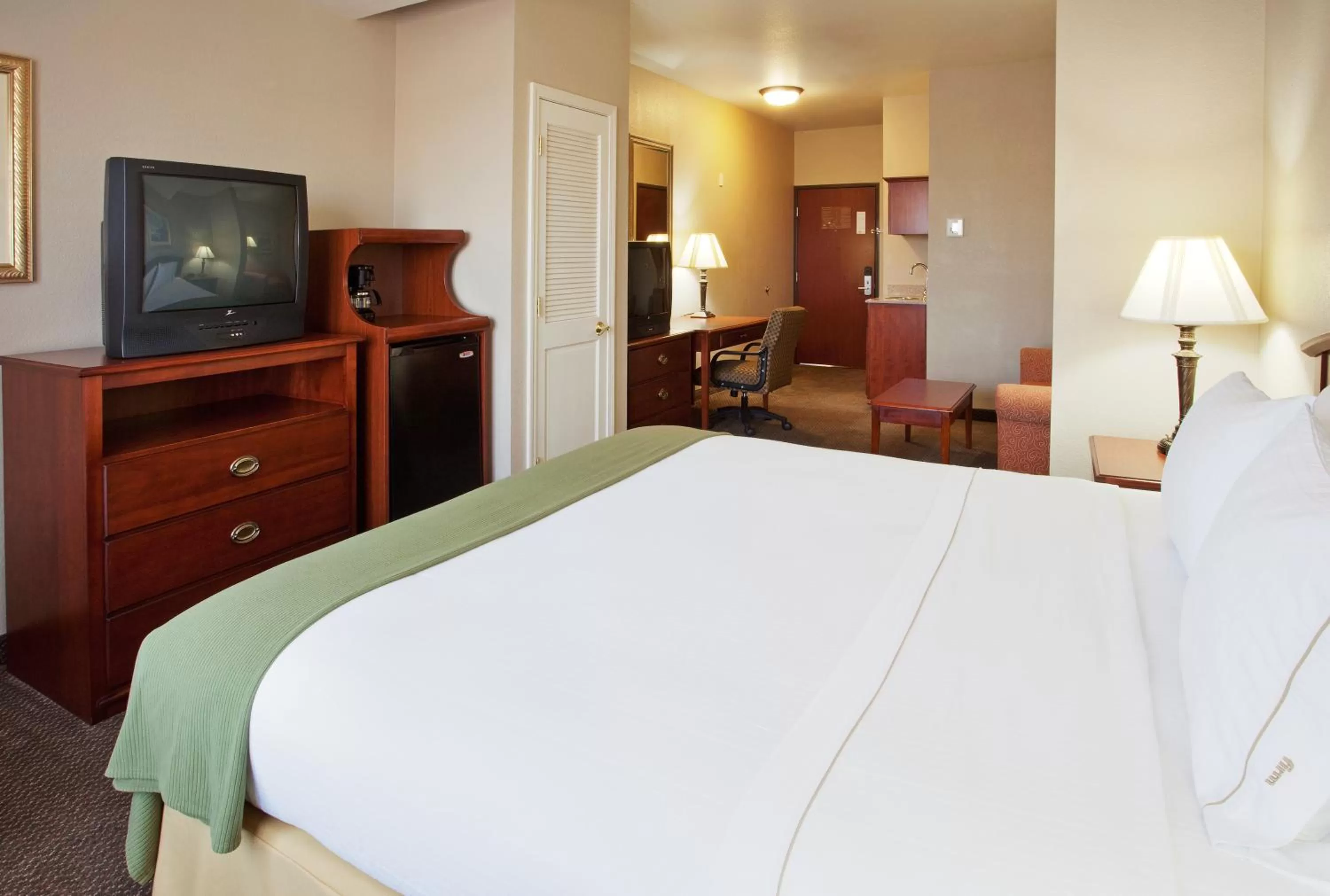 Bed in Holiday Inn Express- West Sacramento by IHG