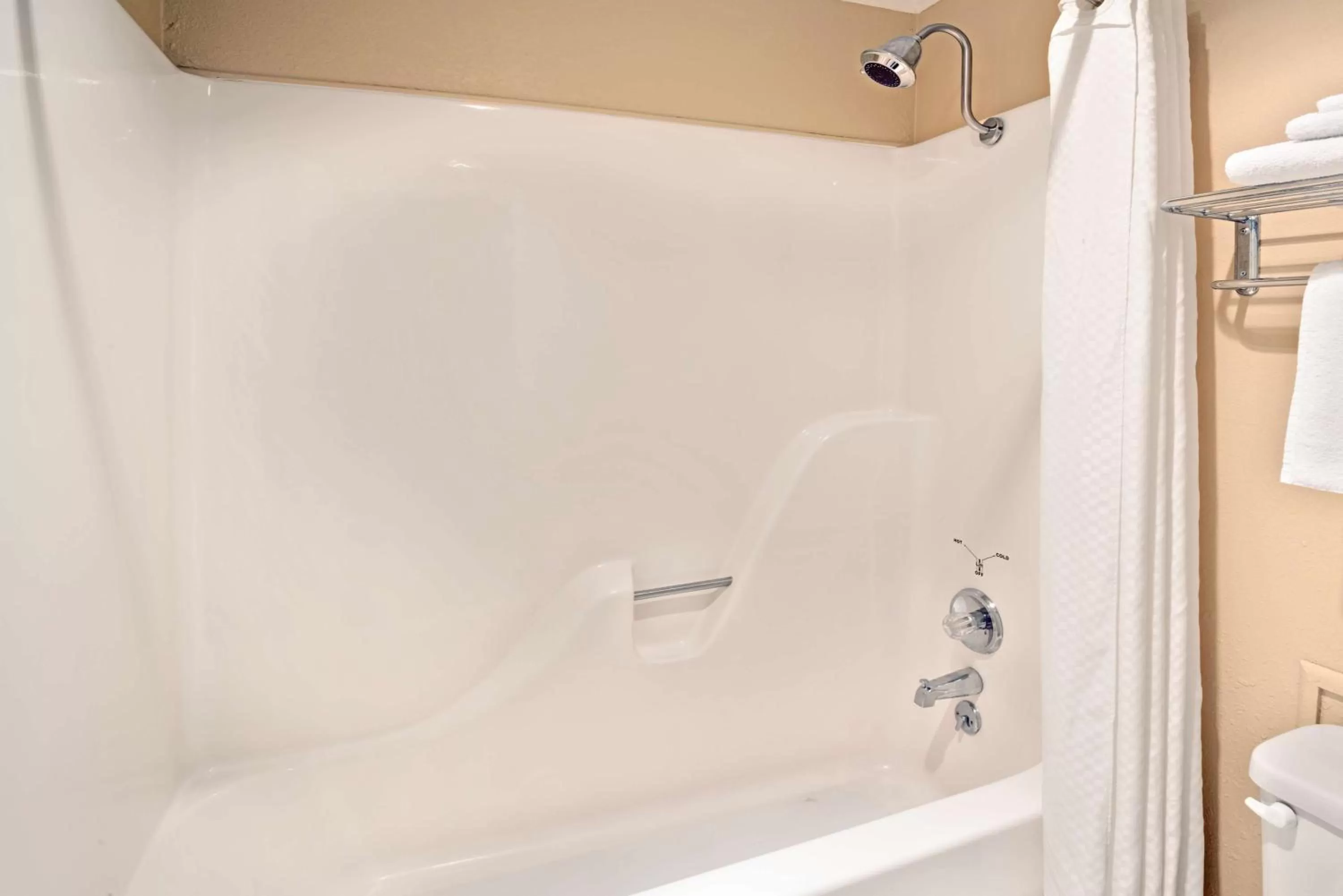 Deluxe Double Room with Two Double Beds - Non-Smoking in Travelodge by Wyndham Beckley