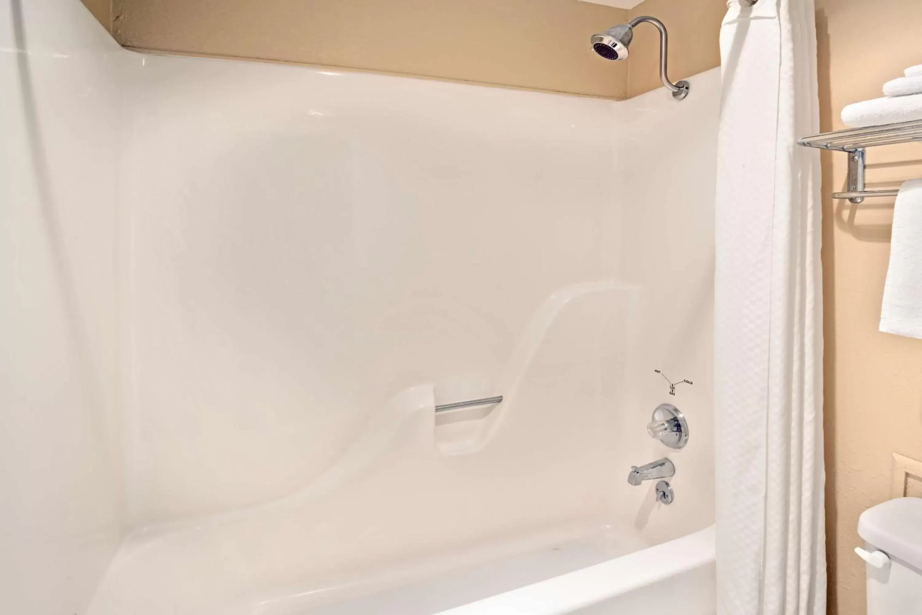 Deluxe Double Room with Two Double Beds - Non-Smoking in Travelodge by Wyndham Beckley Deluxe Double Room with Two Double Beds - Non-Smoking in Travelodge by Wyndham Beckley