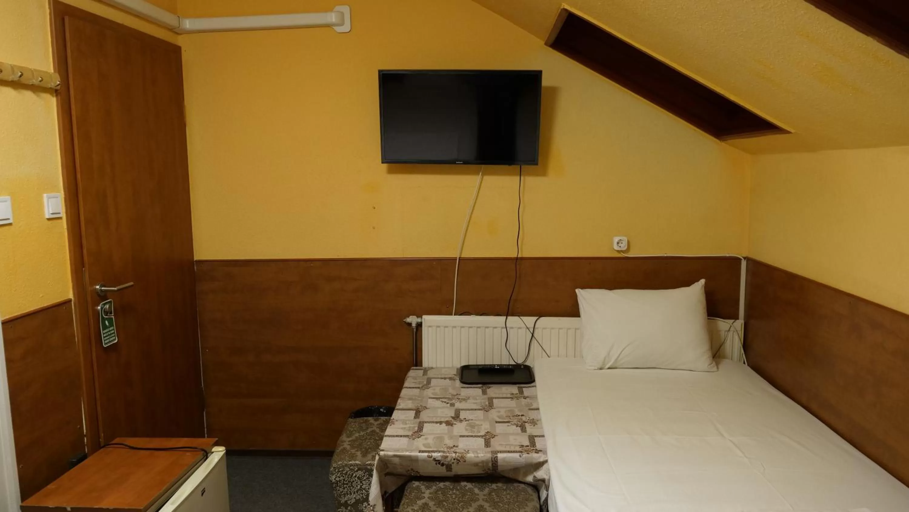 Property building, Bed in Attila Hotel Budapest
