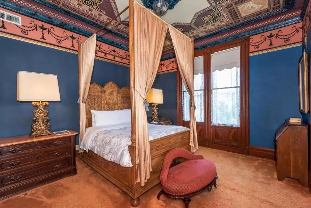 Deluxe Queen Room in Chateau Tivoli Bed and Breakfast