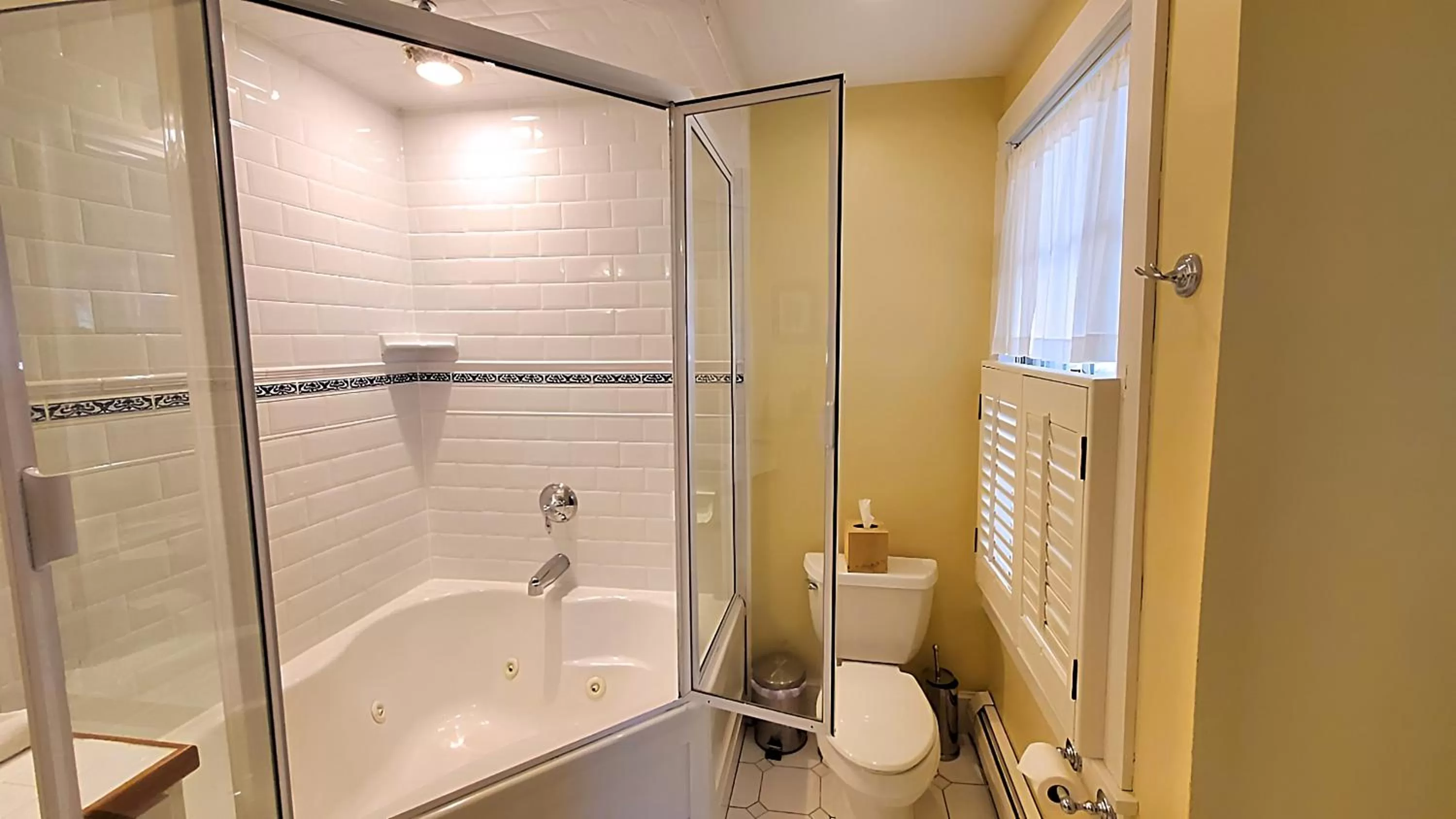Shower, Bathroom in Four Columns Inn