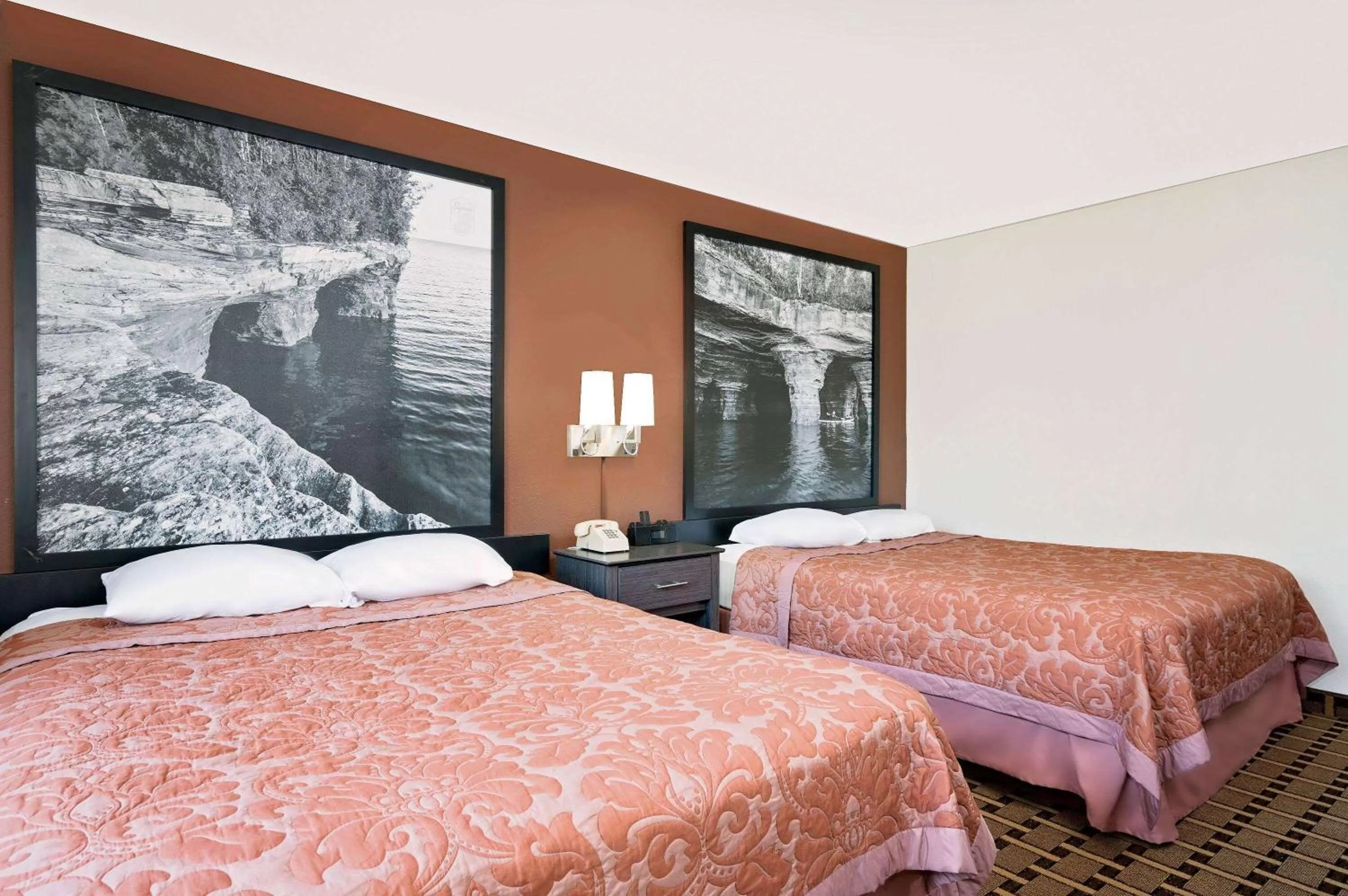 Photo of the whole room, Bed in Super 8 by Wyndham Ashland