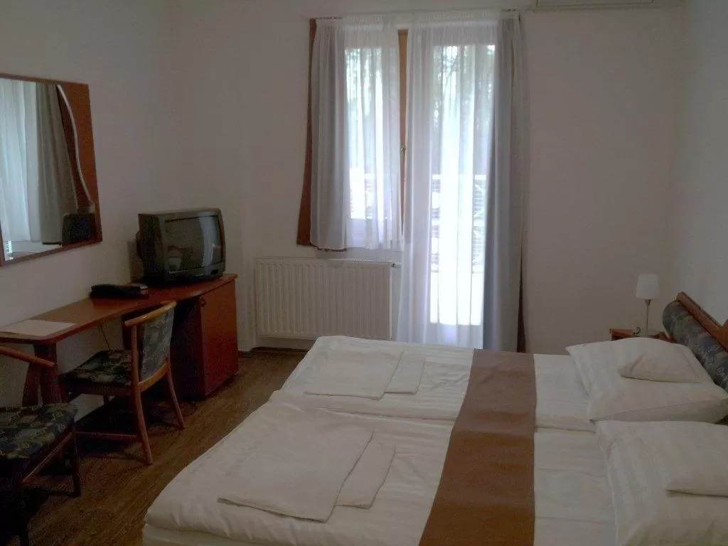 Photo of the whole room, Bed in Fenyves Hotel Békéscsaba