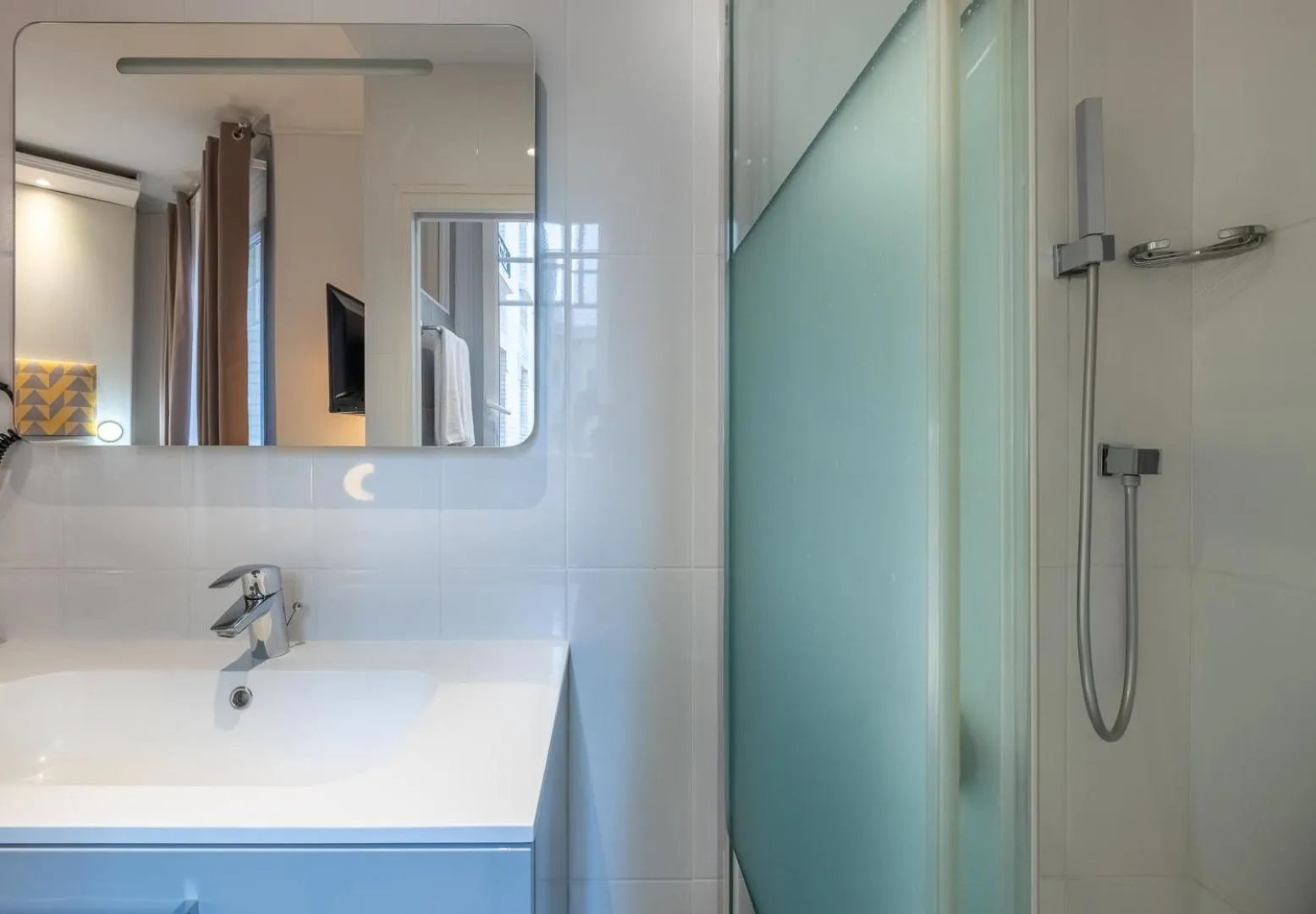 Bathroom in Makom Pereire