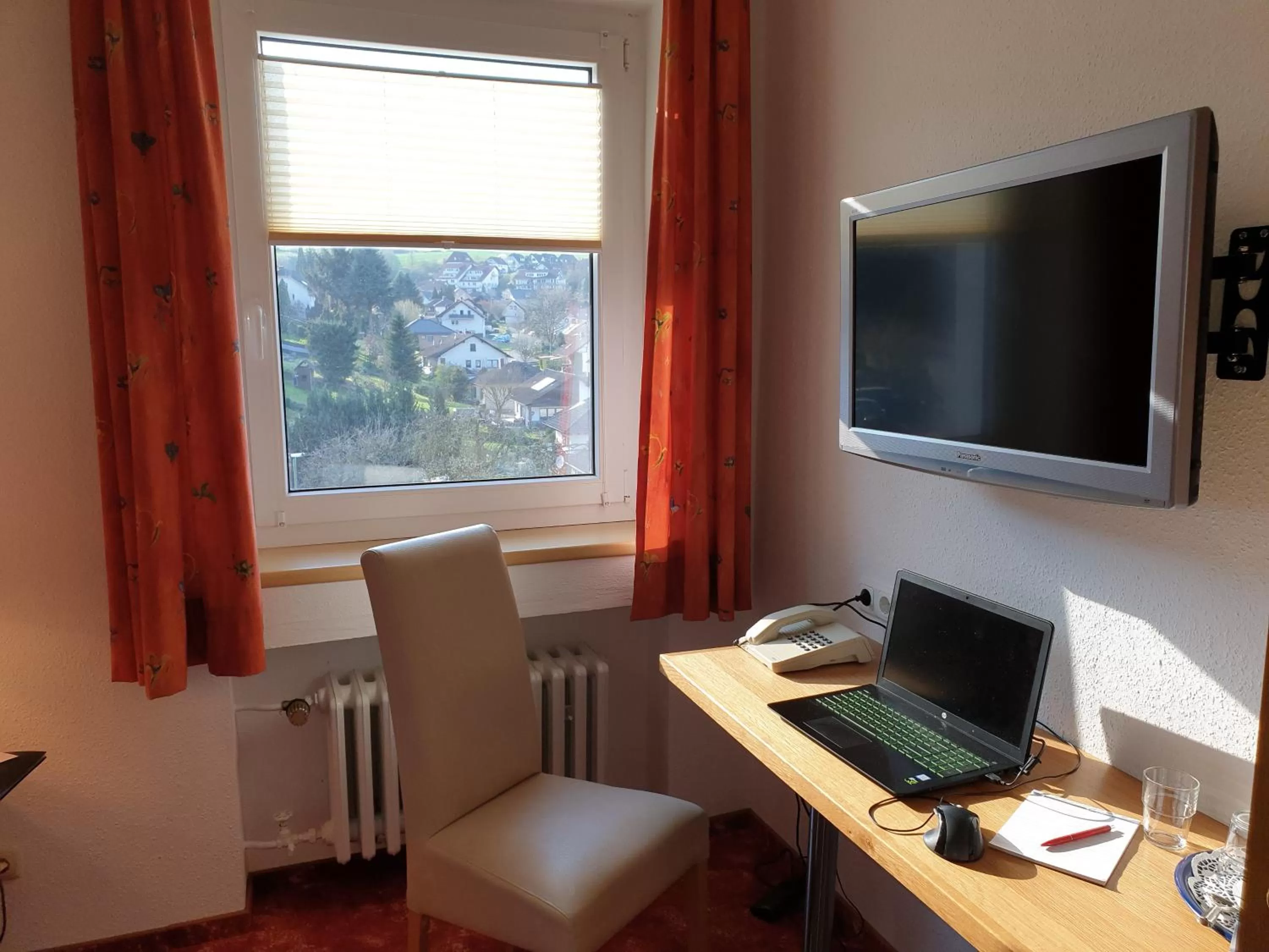 Staff, TV/Entertainment Center in Sonnenhof