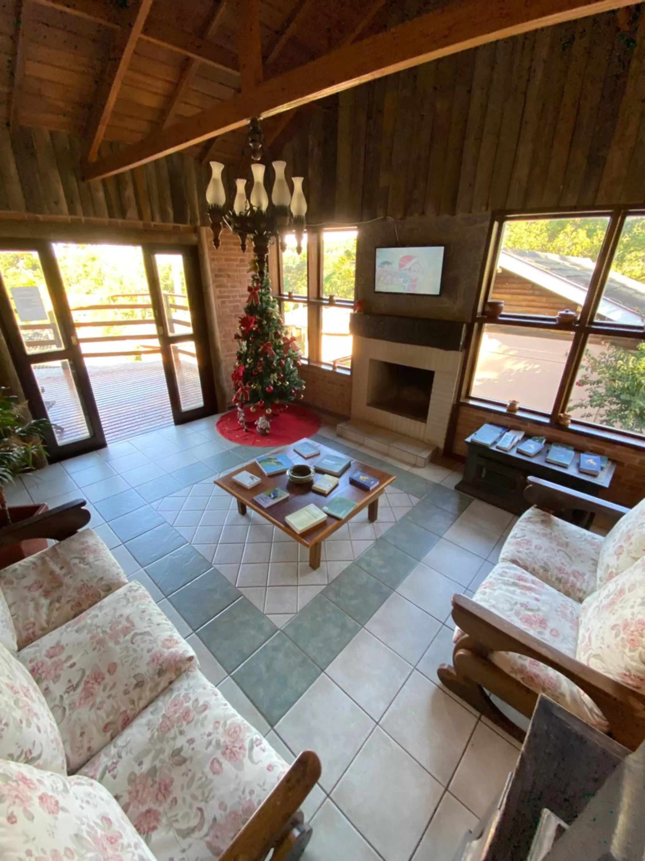 Living room, Seating Area in Chalés 3 Pinheiros