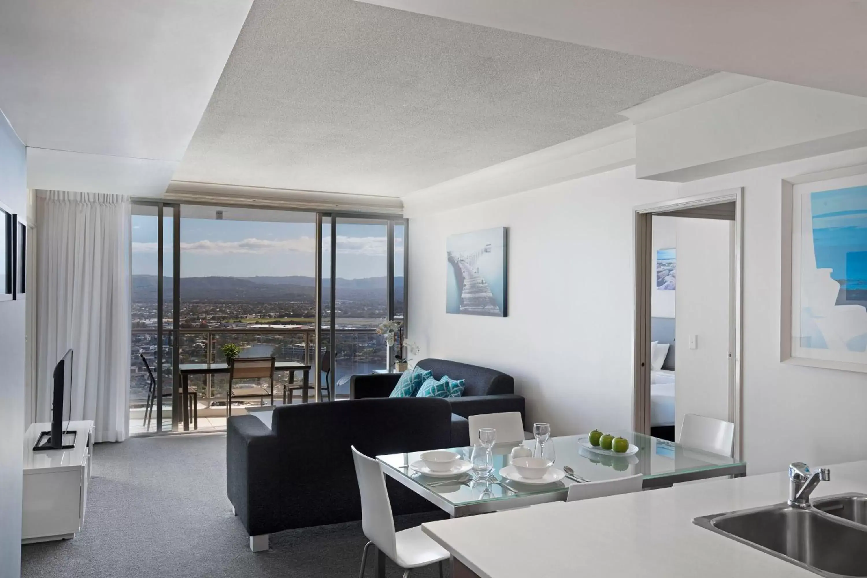 One-Bedroom Apartment in Mantra Towers of Chevron One-Bedroom Apartment in Mantra Towers of Chevron