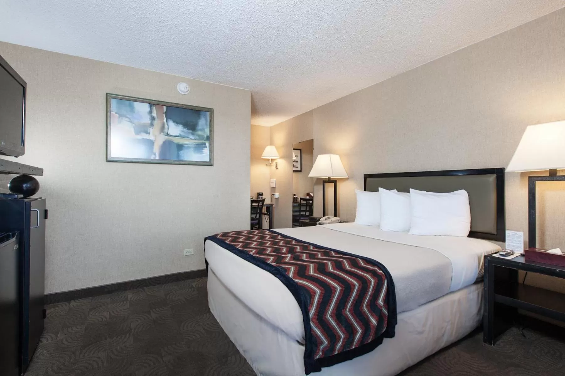 Bed in Carlton Inn Midway