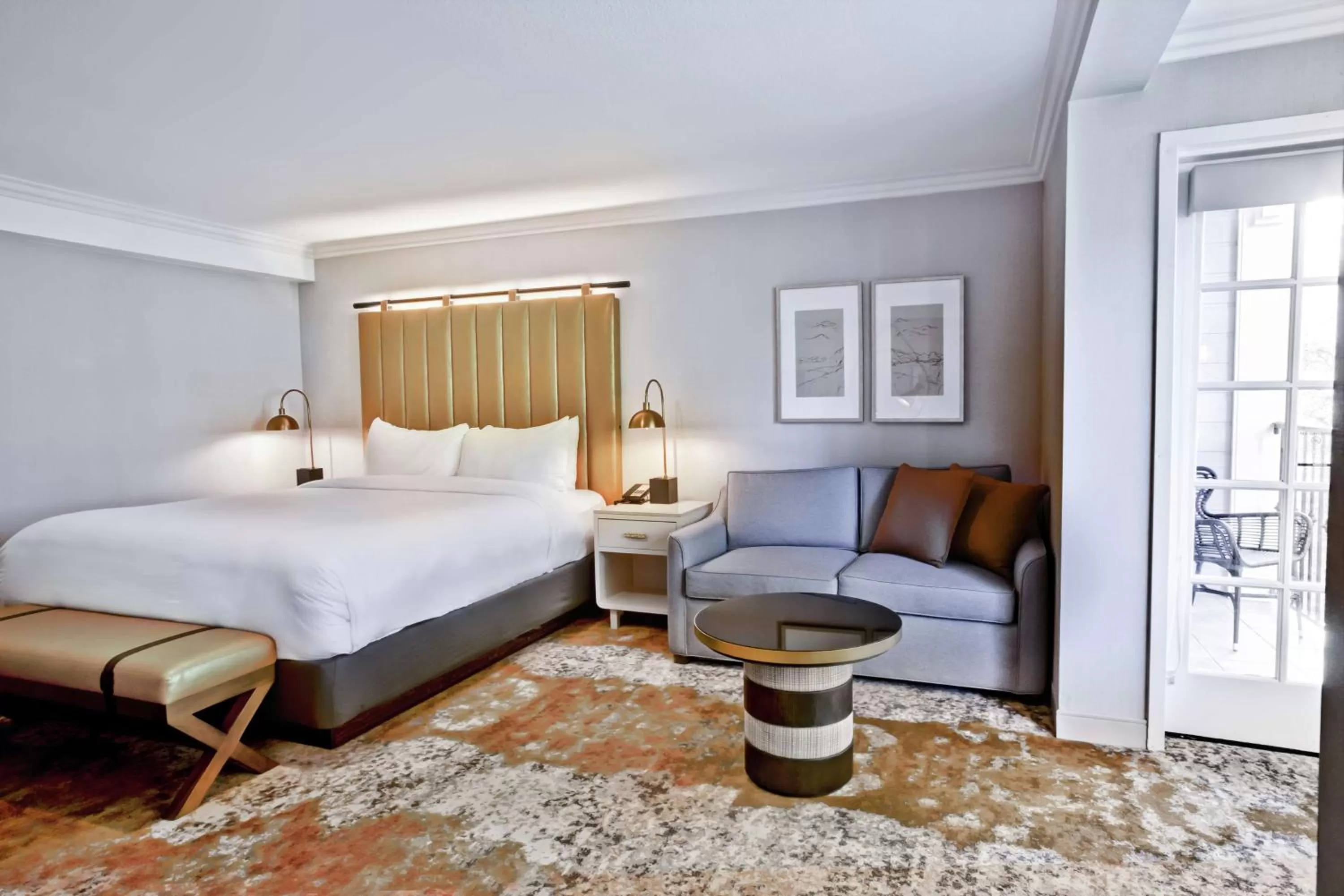 Living room, Bed in The Inn at Saratoga, Tapestry Collection by Hilton