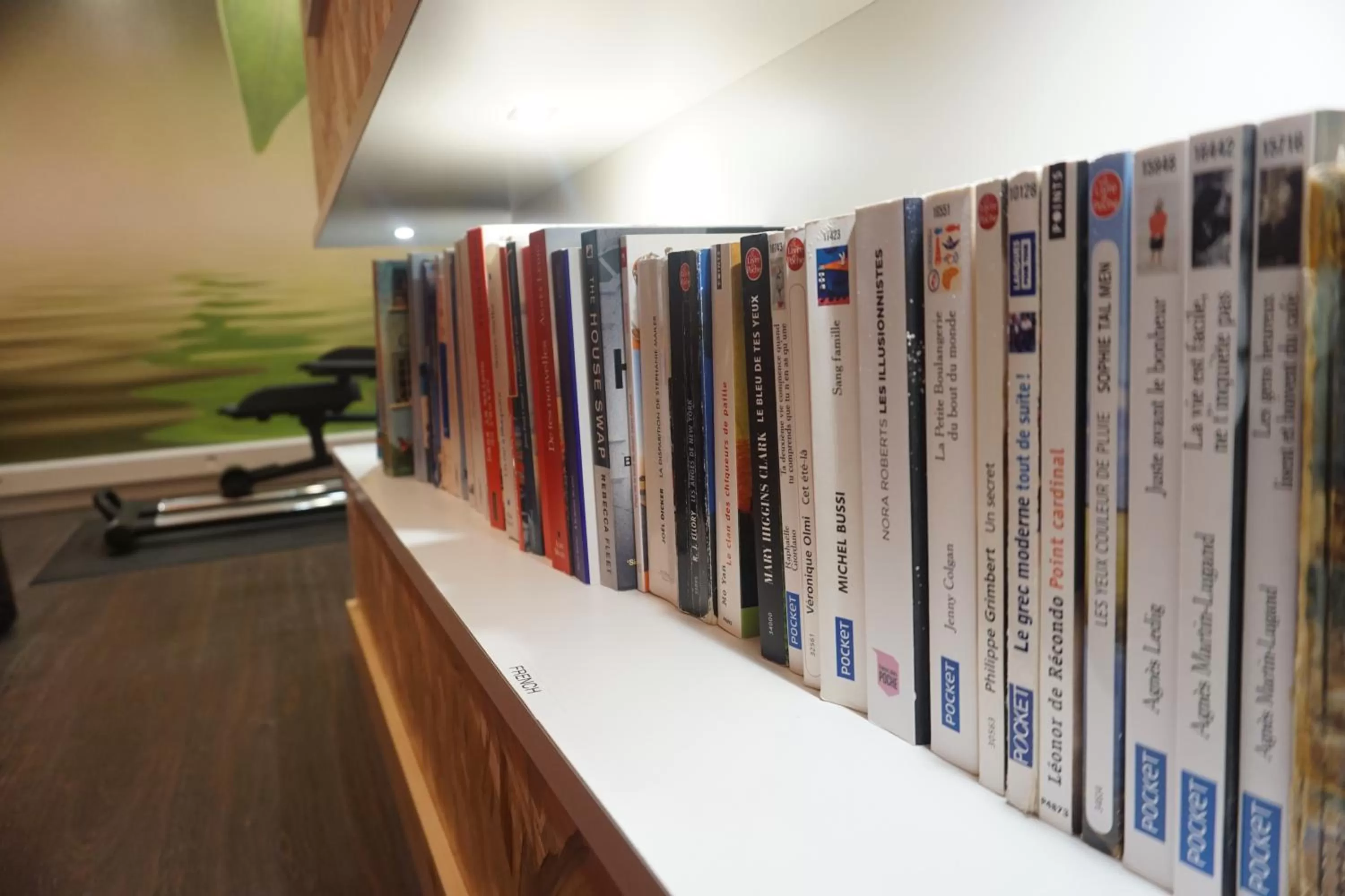 Library in Ambassadeur Hotel - Cherbourg Port de Plaisance