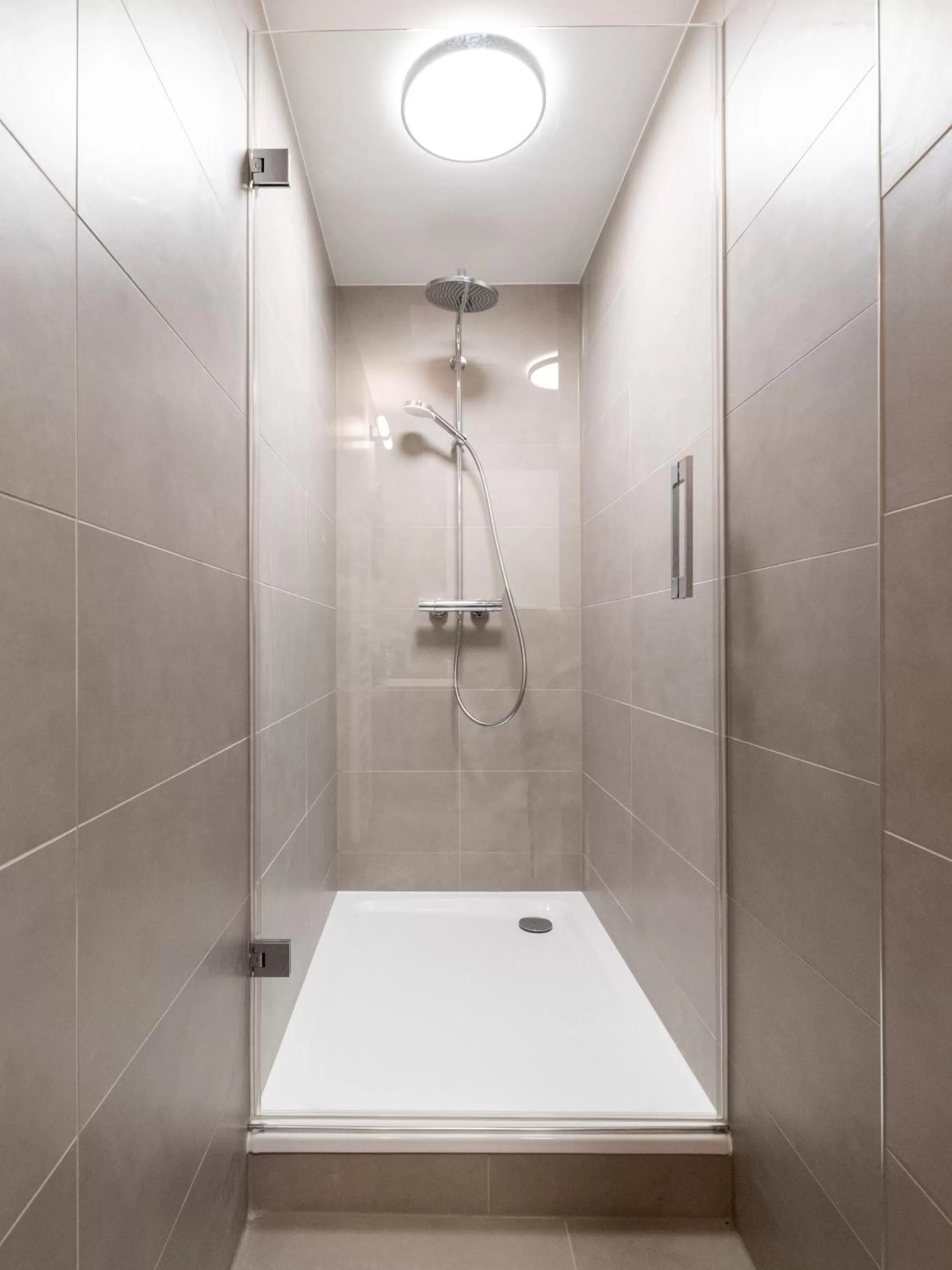 Shower in Limehome Berlin Luise Henriette Str - Digital Access