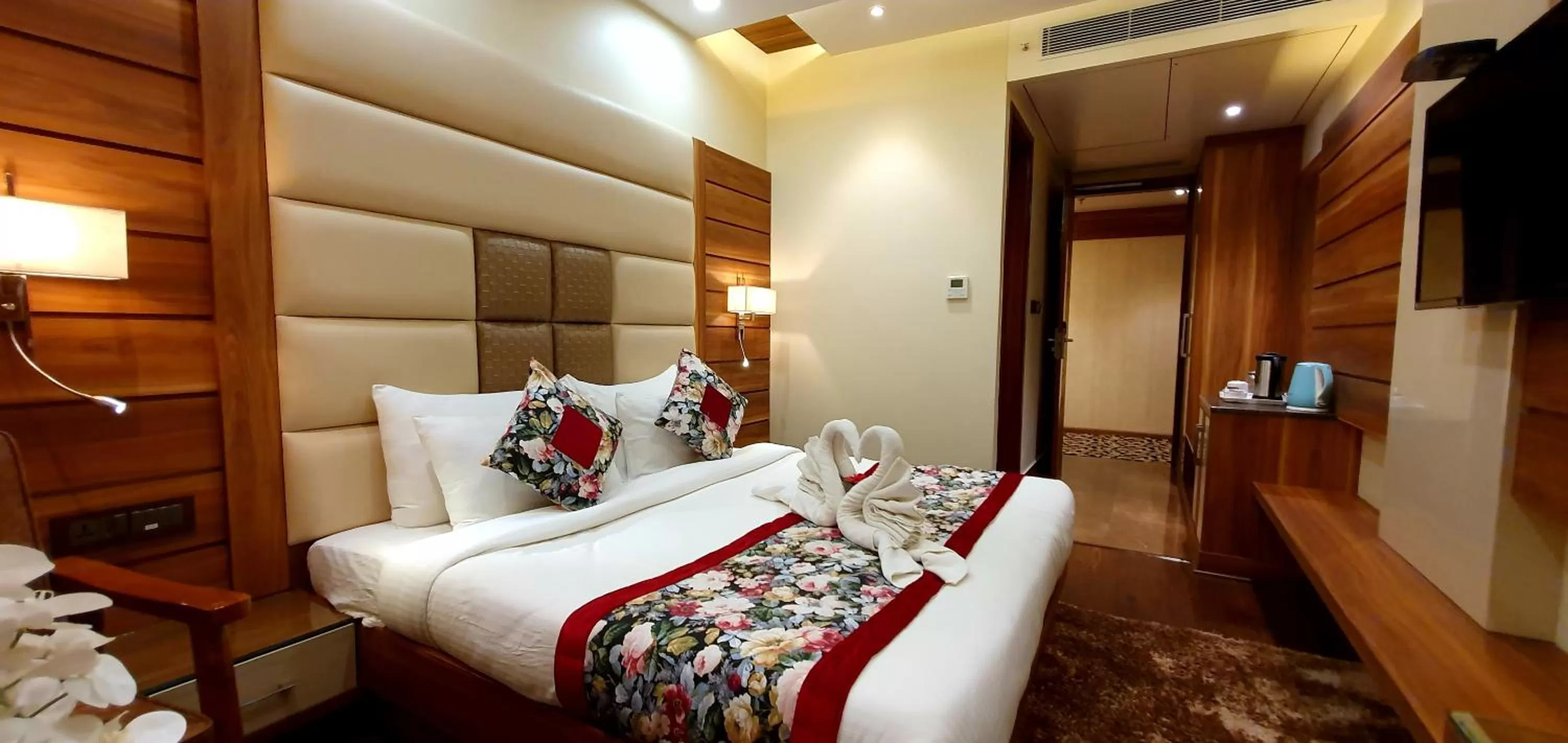 Bed in Hotel Makhan Residency