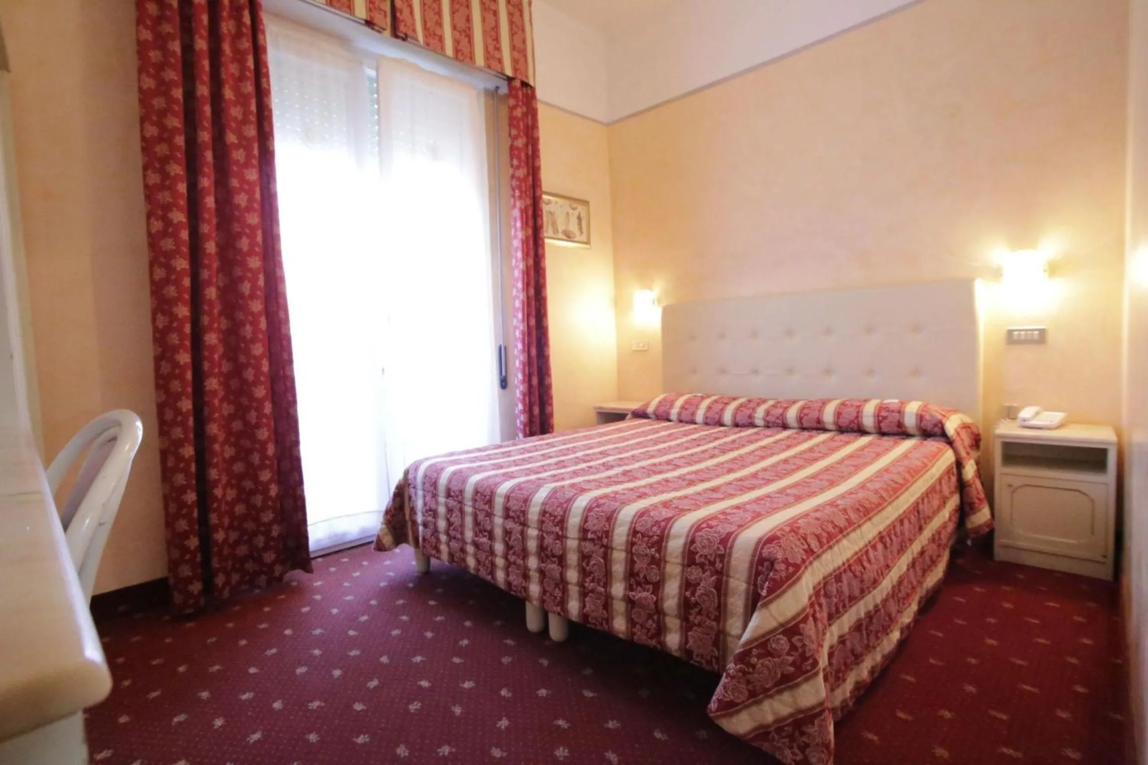 Photo of the whole room, Bed in Hotel Vienna Ostenda e Ristorante il Danubio