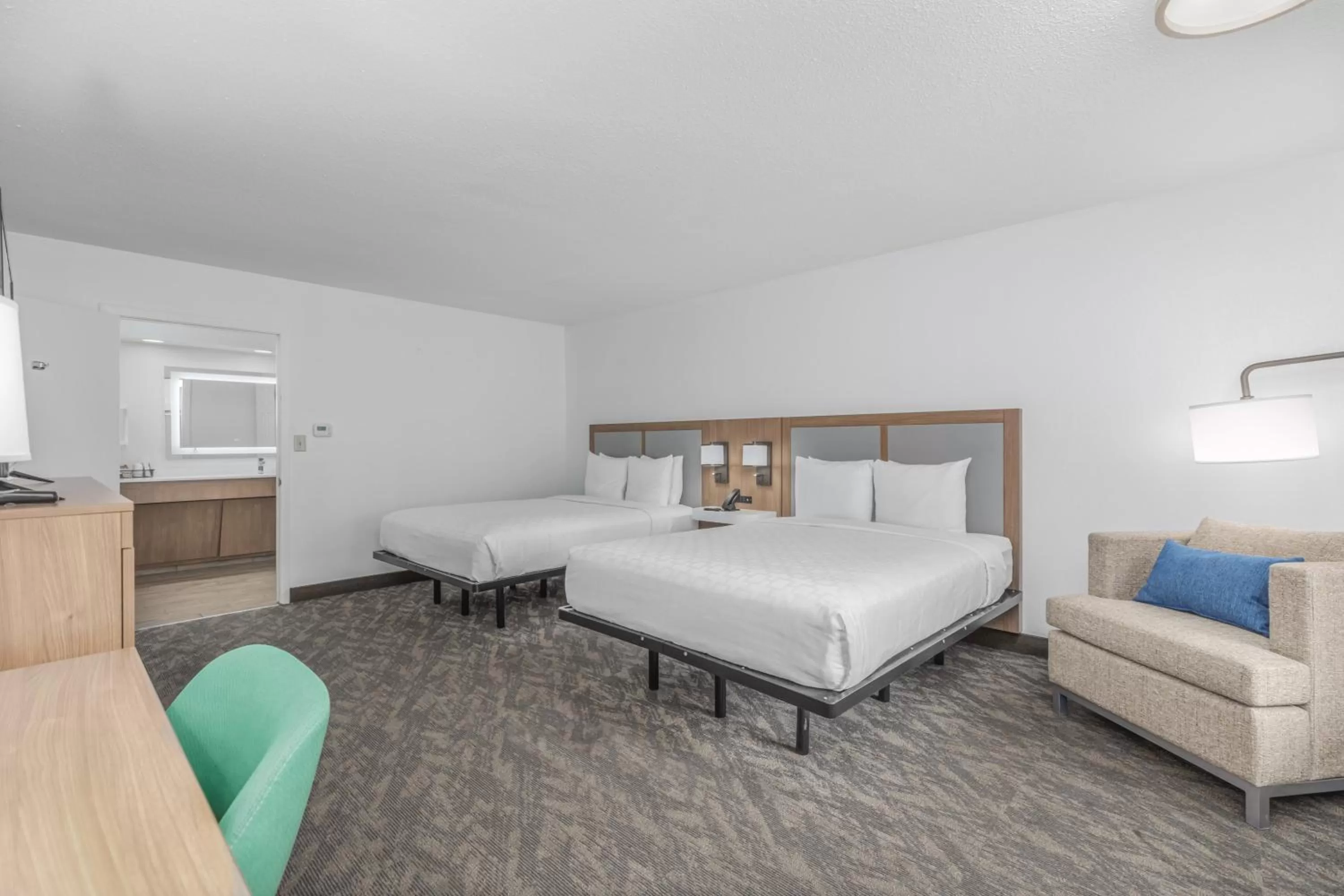 Standard Queen Room in Crossroads Inn & Suites