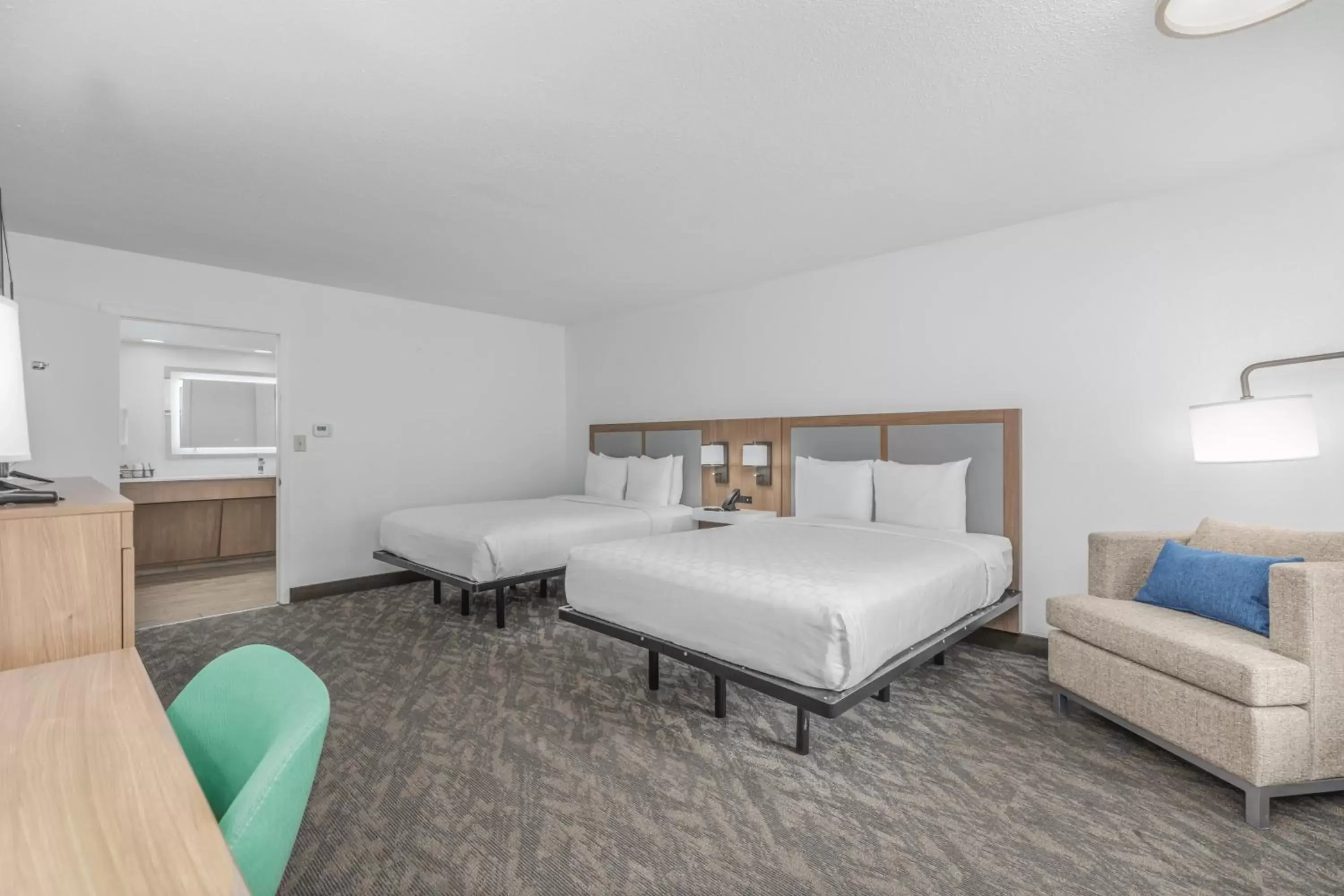 Standard Queen Room in Crossroads Inn & Suites Standard Queen Room in Crossroads Inn & Suites