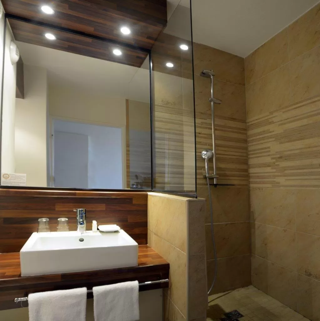 Quadruple Room with Bathroom in Hôtel Le Biarritz
