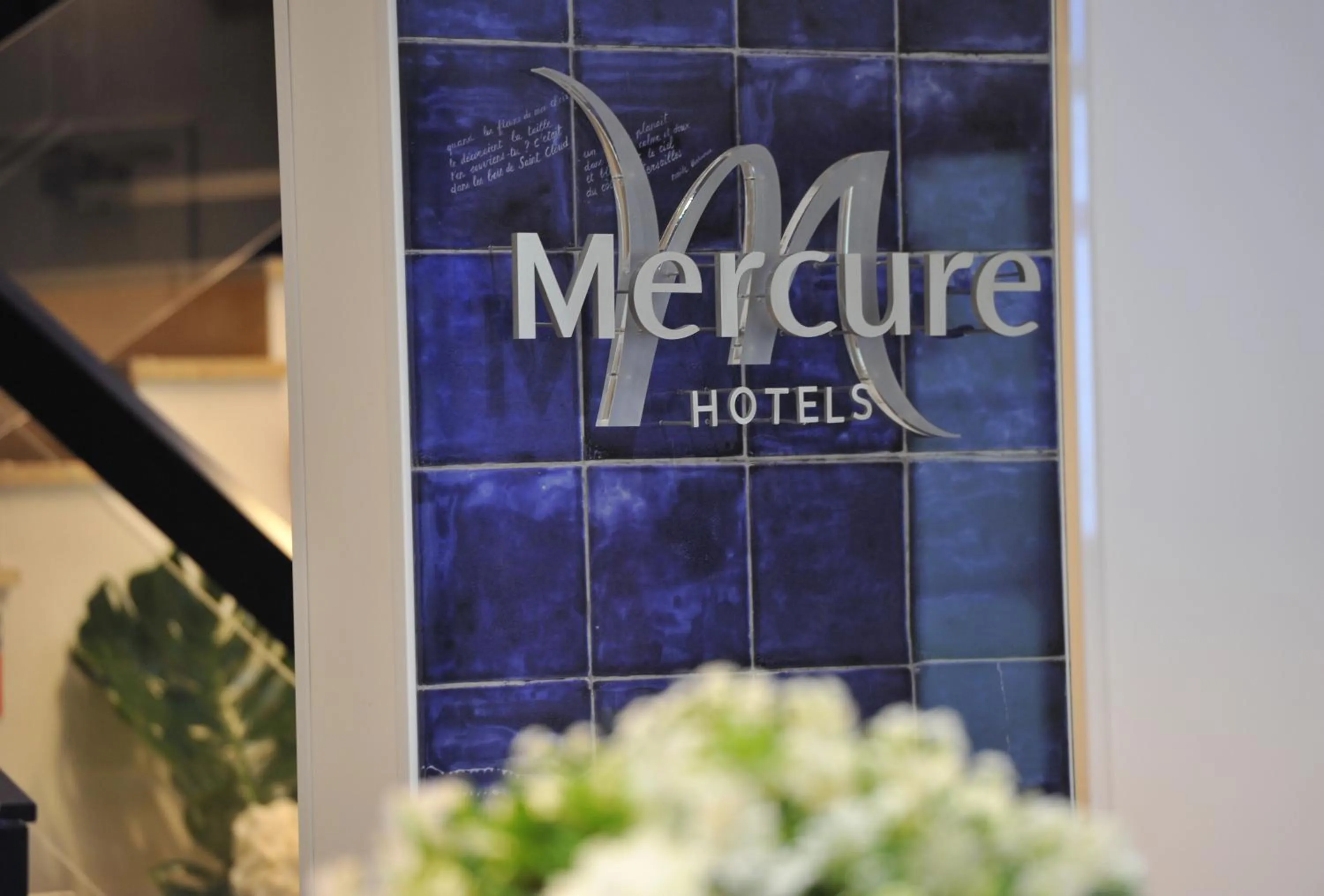 Property logo or sign in Mercure Paris Saint Cloud Hippodrome