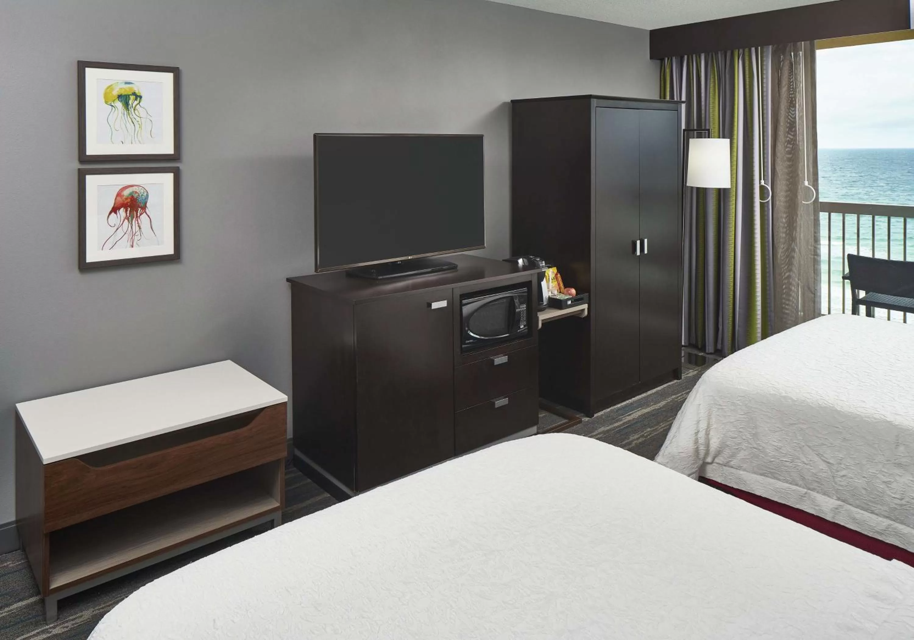 Bedroom, Bed in Hampton Inn Daytona Beach/Beachfront