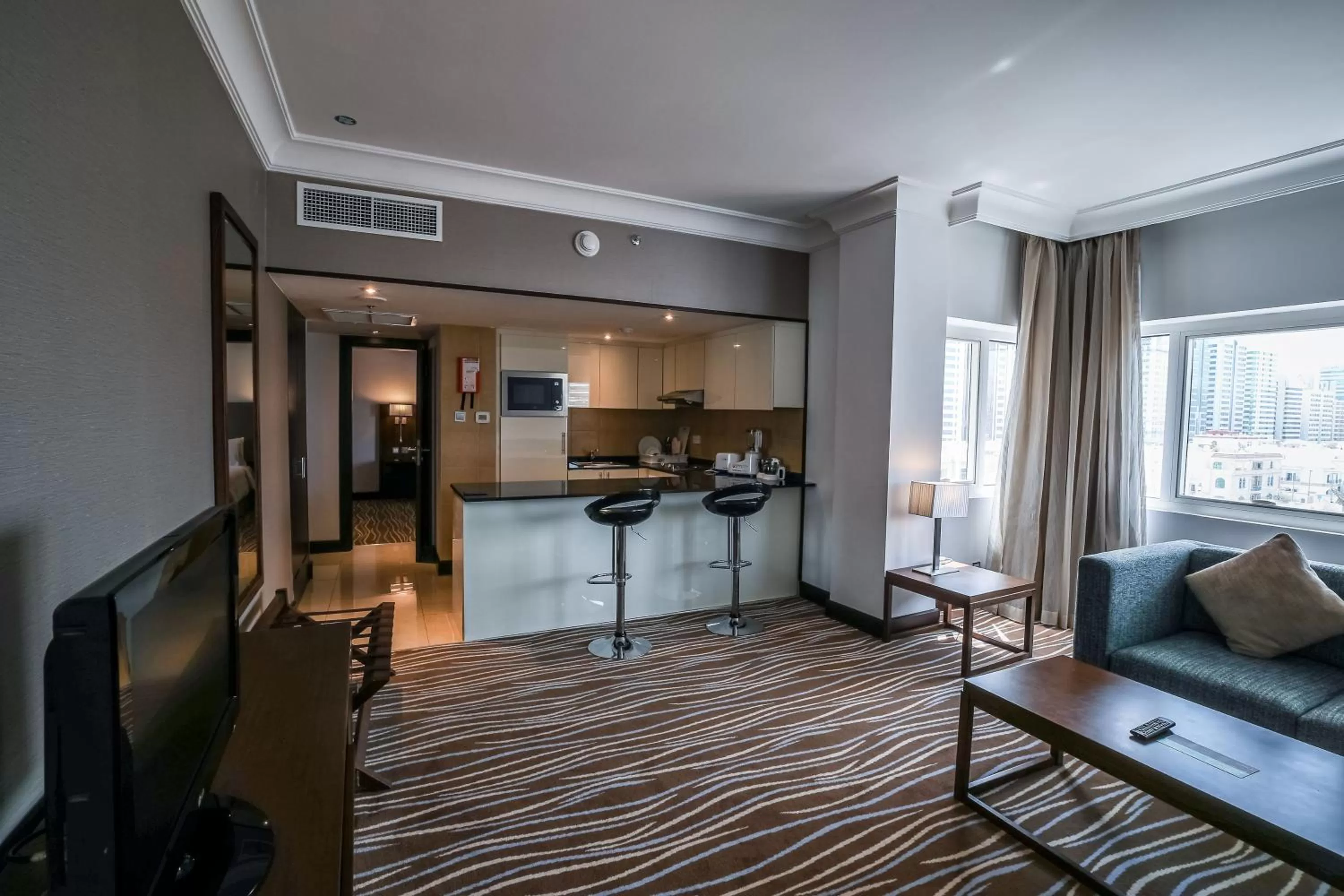 Living room in Copthorne Downtown by Millennium