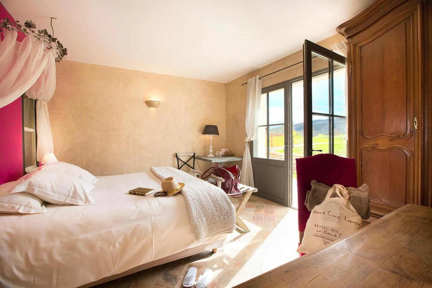 Bedroom, Bed in Hôtel-Spa Le Saint Cirq