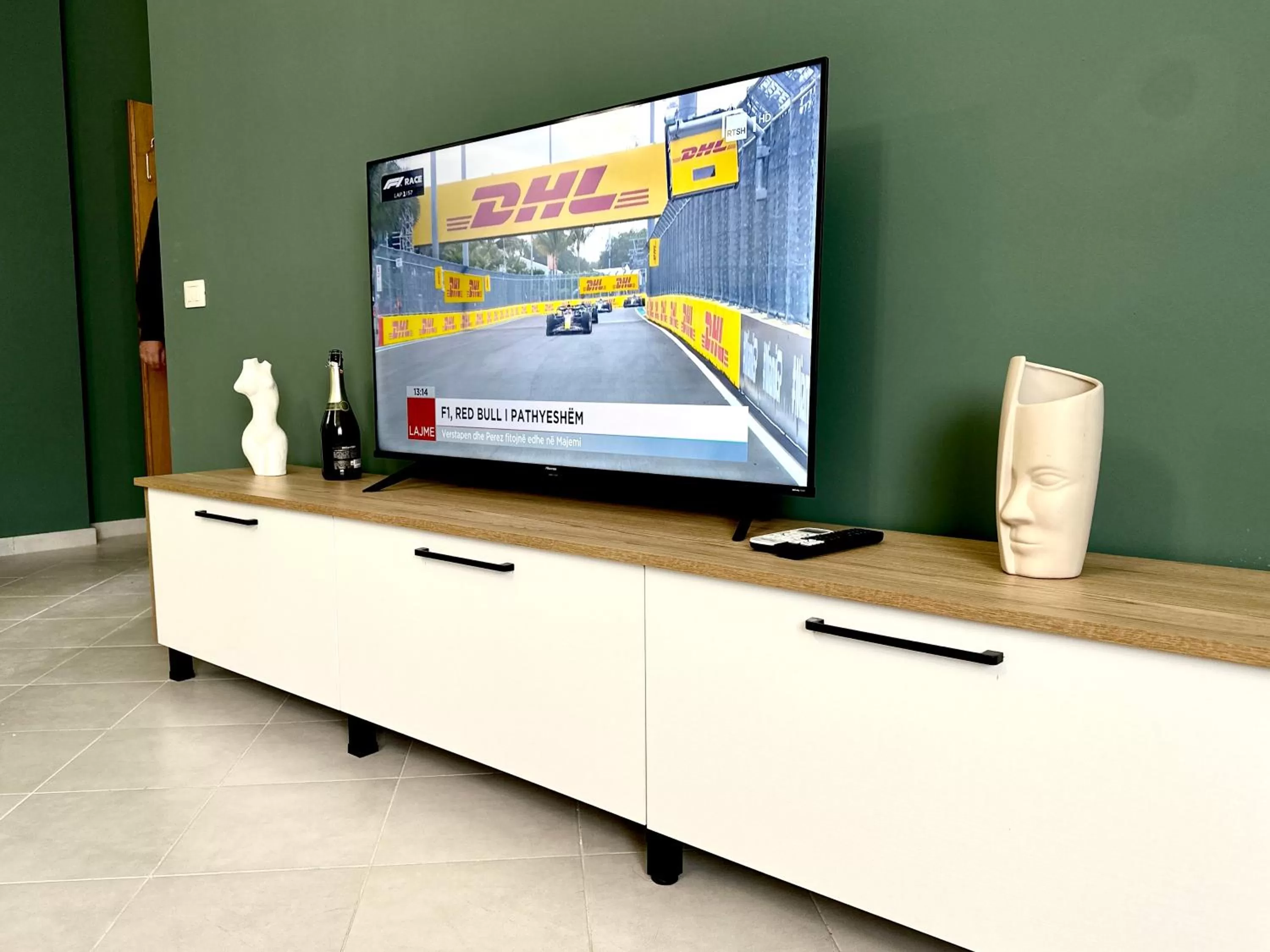 Communal lounge/ TV room, TV/Entertainment Center in FAMILY SUITE RESIDENCE