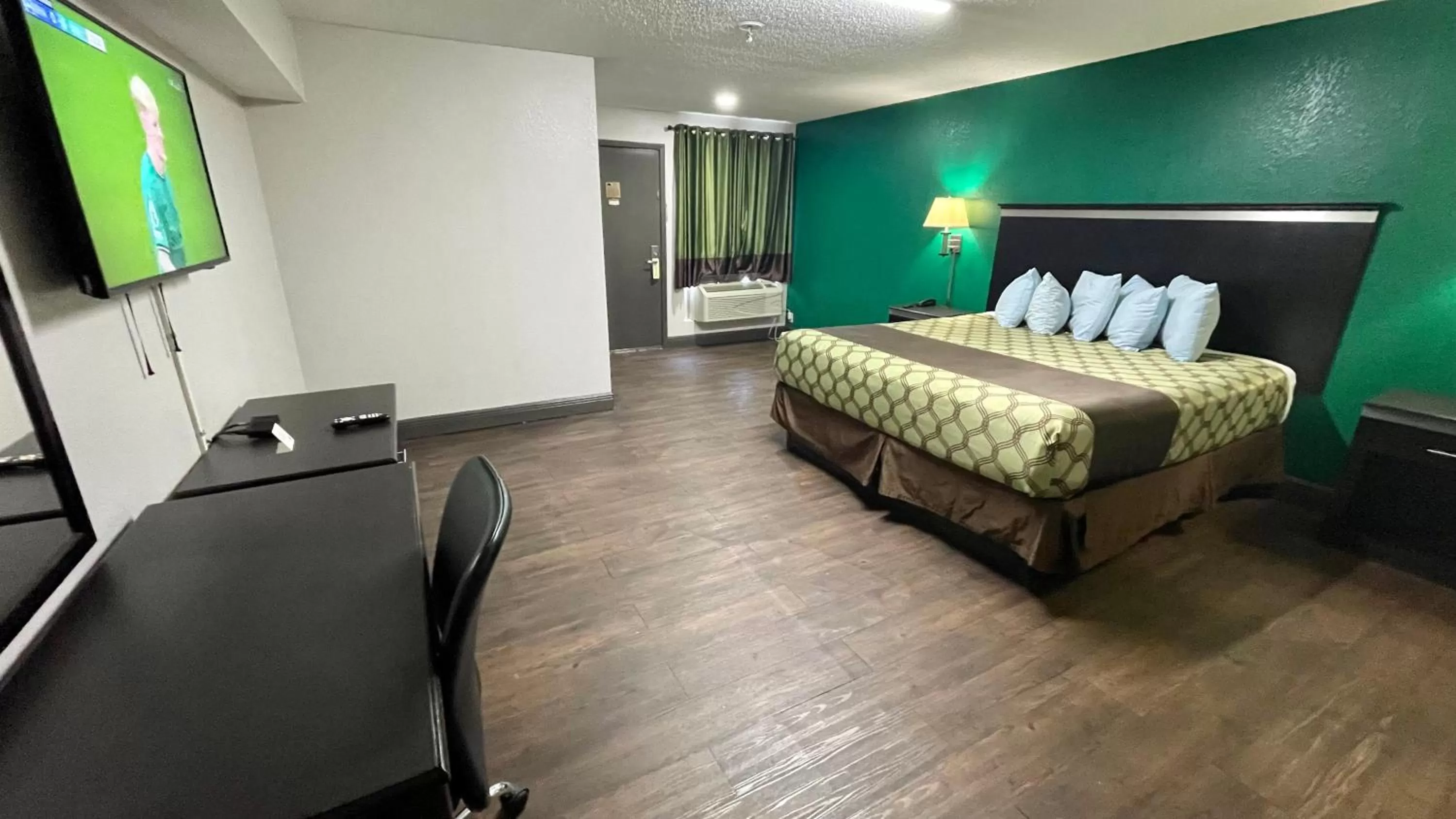 Bed in Rodeway Inn Georgetown