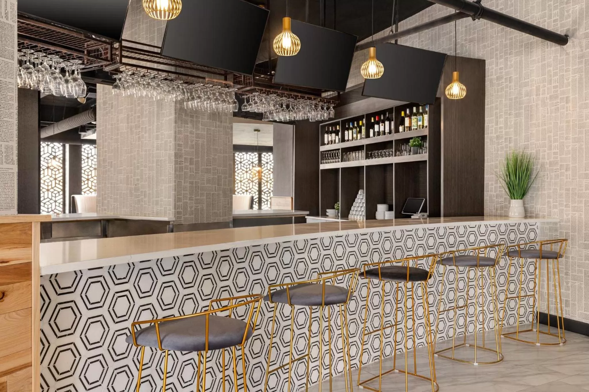 Lounge or bar in Holiday Inn Philadelphia Arpt-Stadium Area by IHG