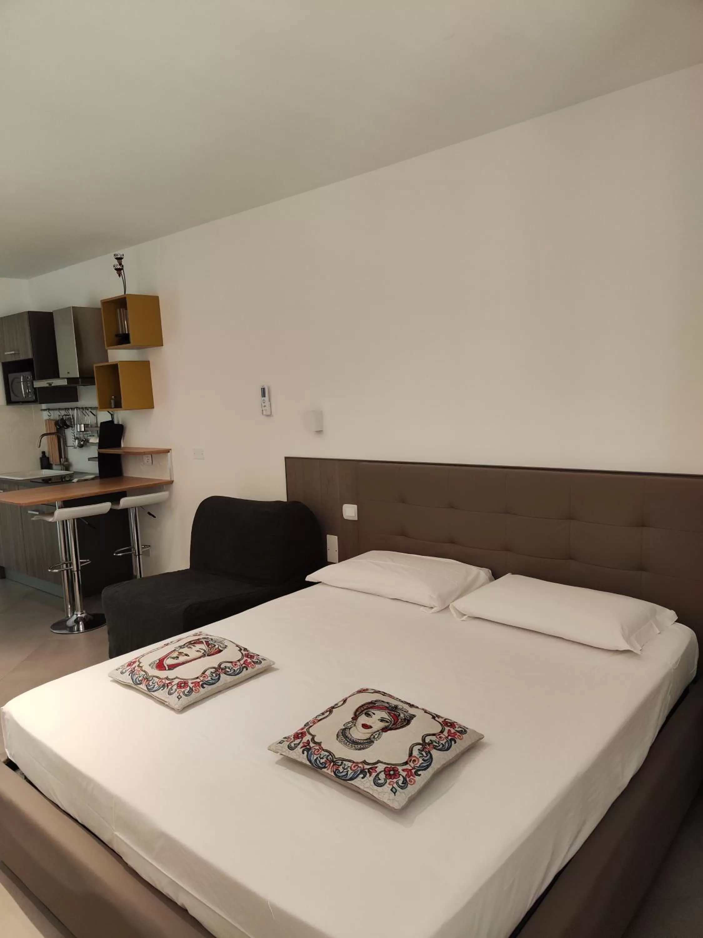 Bed in San Francesco Rooms and Apartment with Terrace in Palermo Locazione Turistica