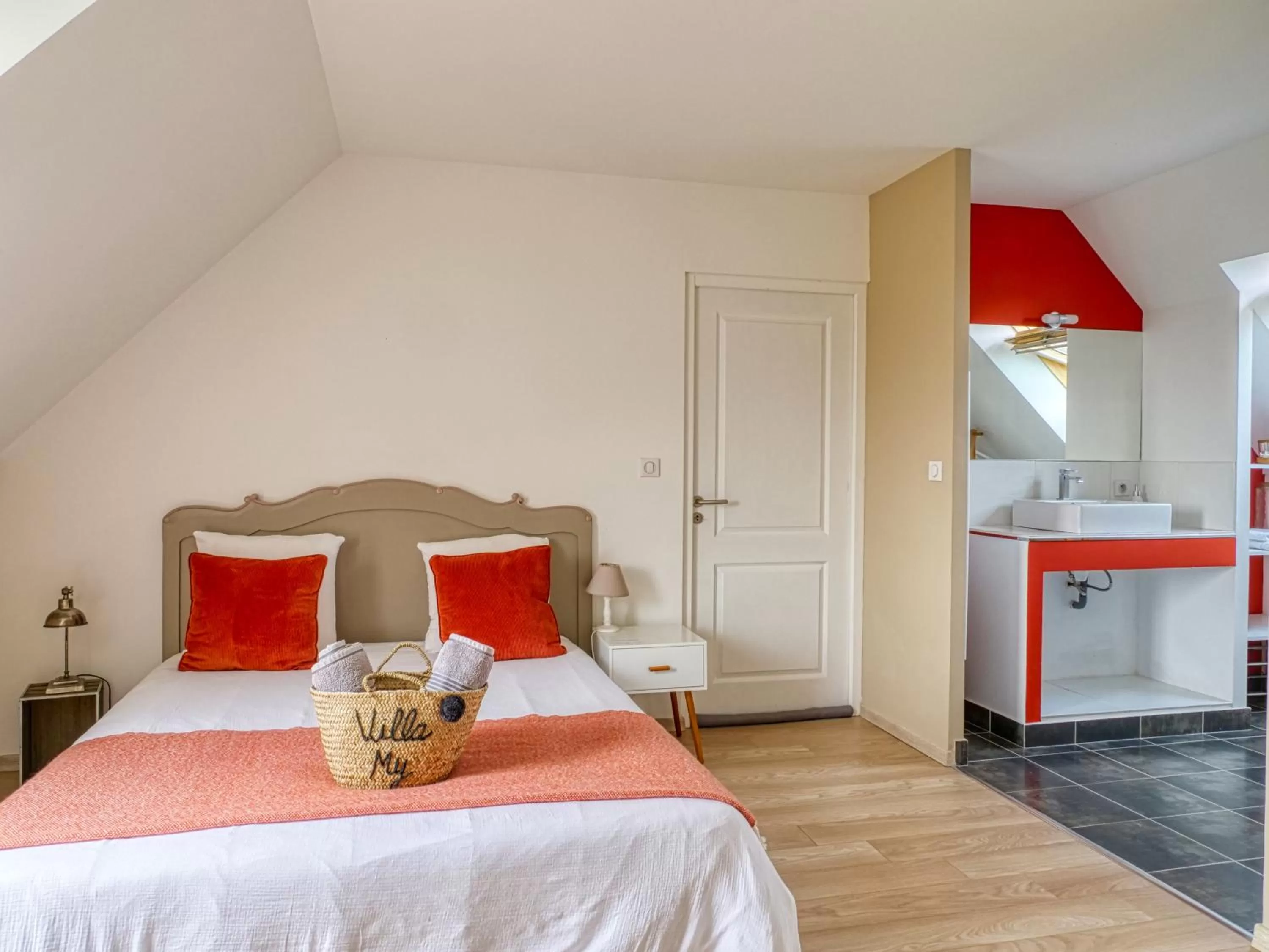 Bed in Villa MY le Mans