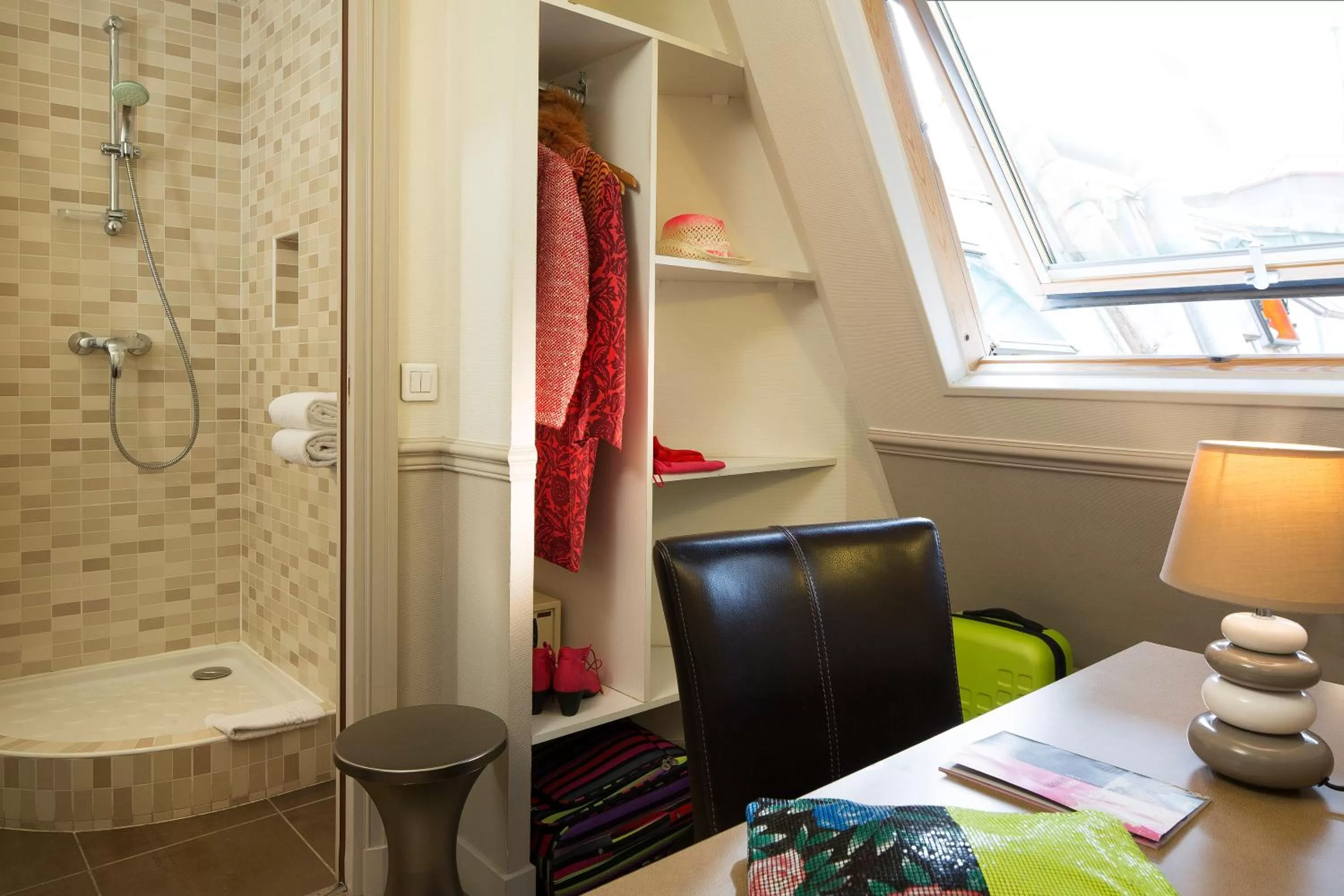 Bedroom, Bed in Hotel De La Cite Rougemont