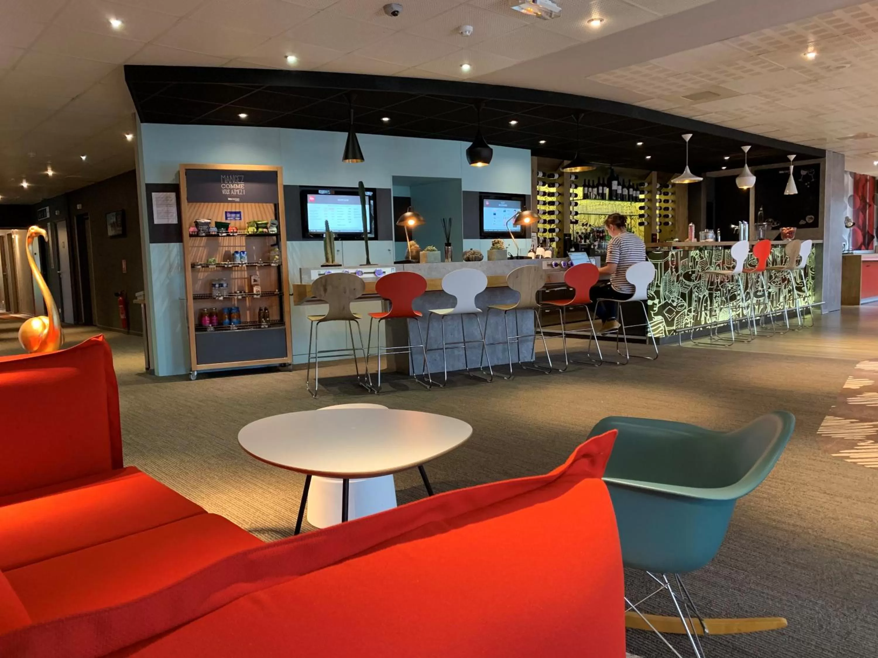 Lobby or reception in ibis Honfleur