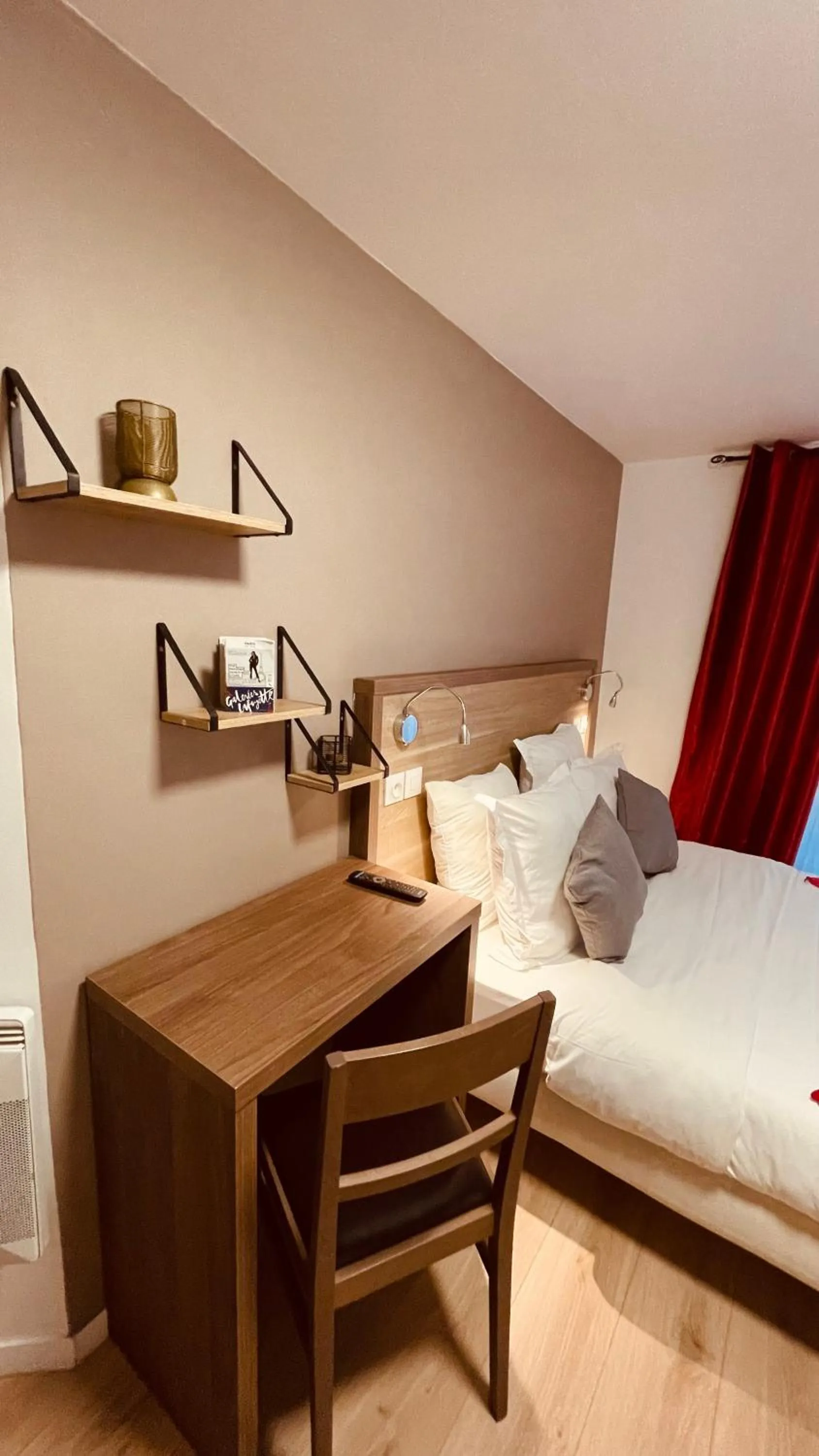 Photo of the whole room in Jeff Hotel