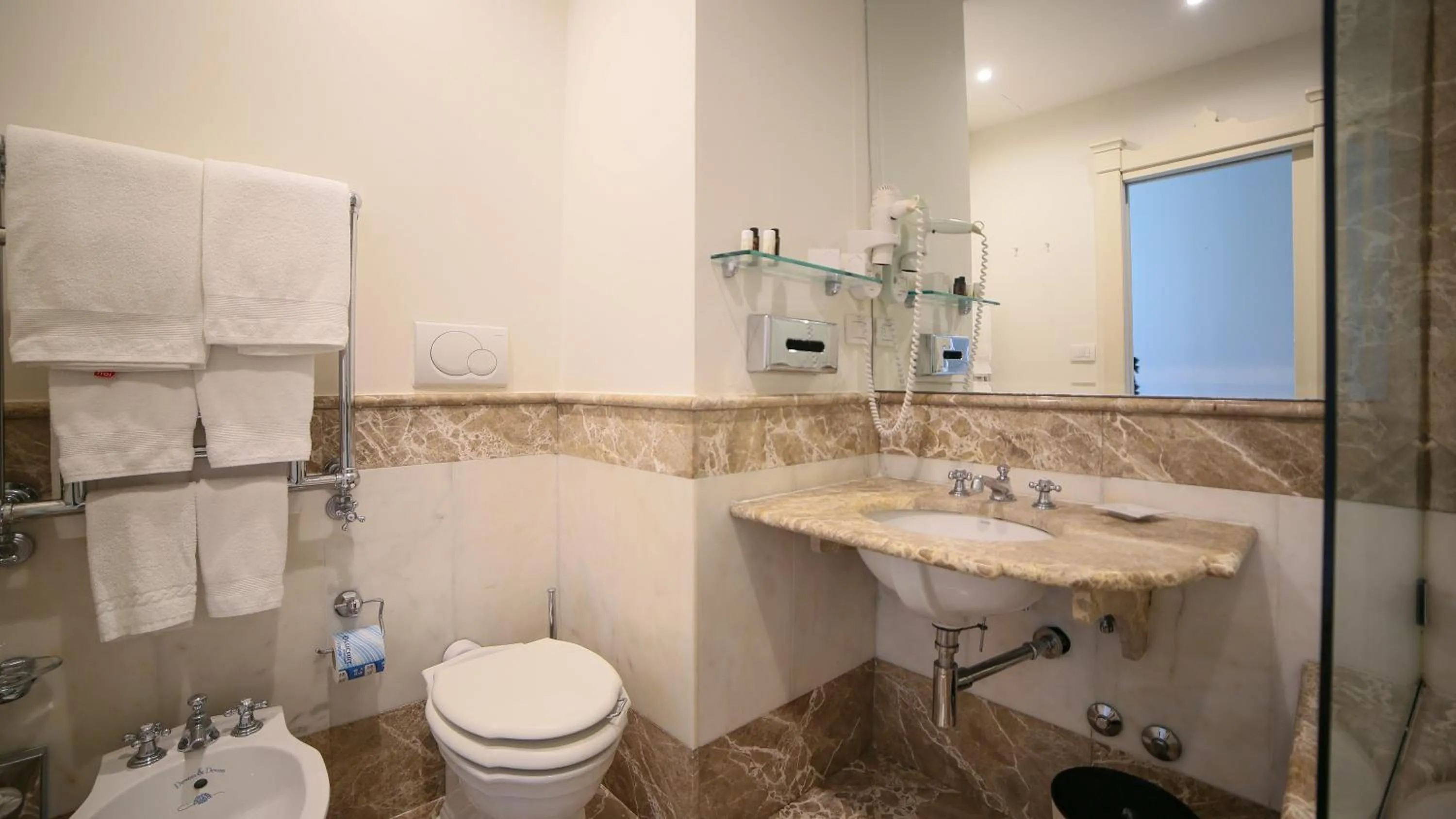 Toilet in Hotel Villa Fraulo