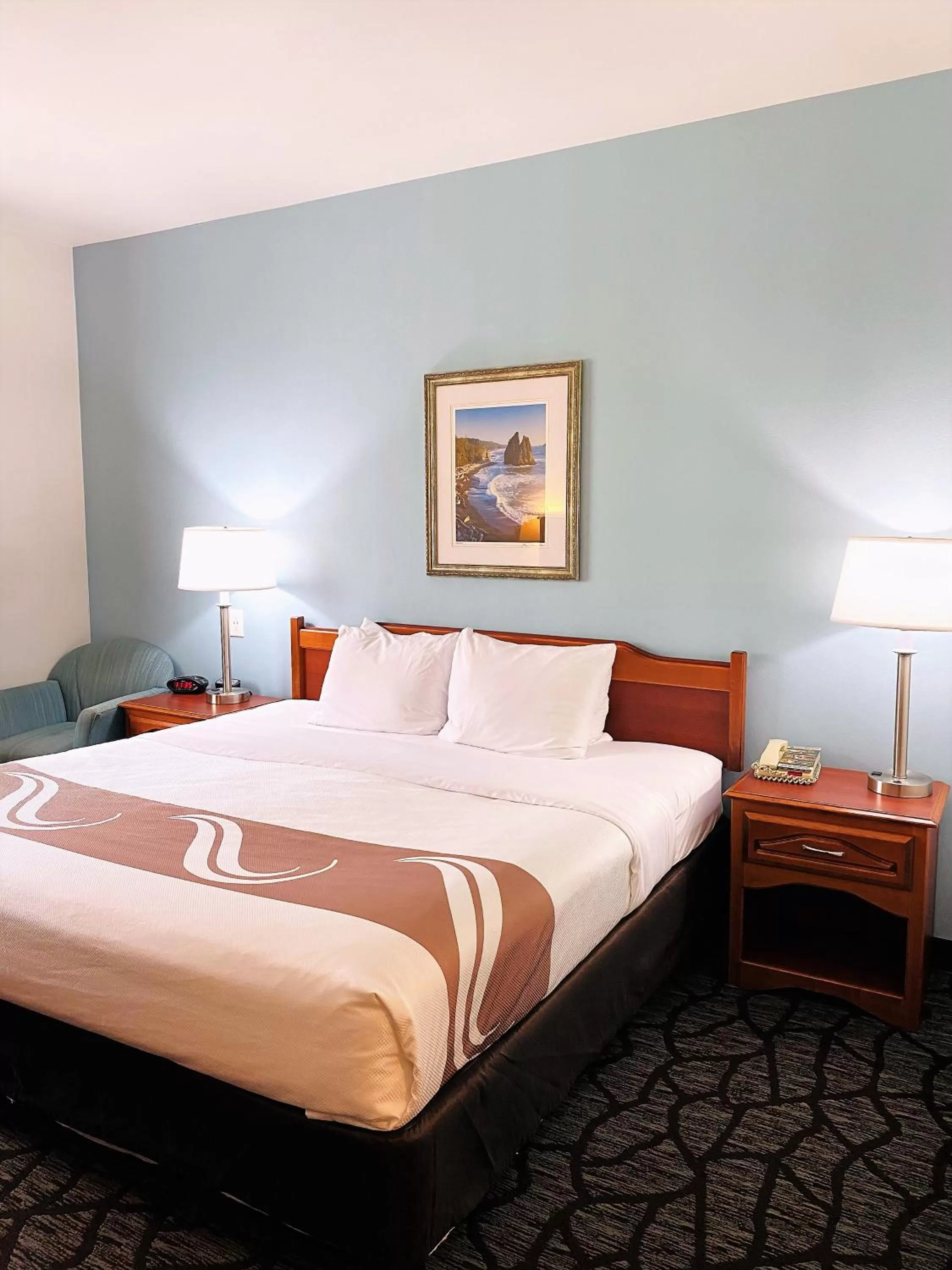 Bed in Quality Inn & Suites Sequim at Olympic National Park