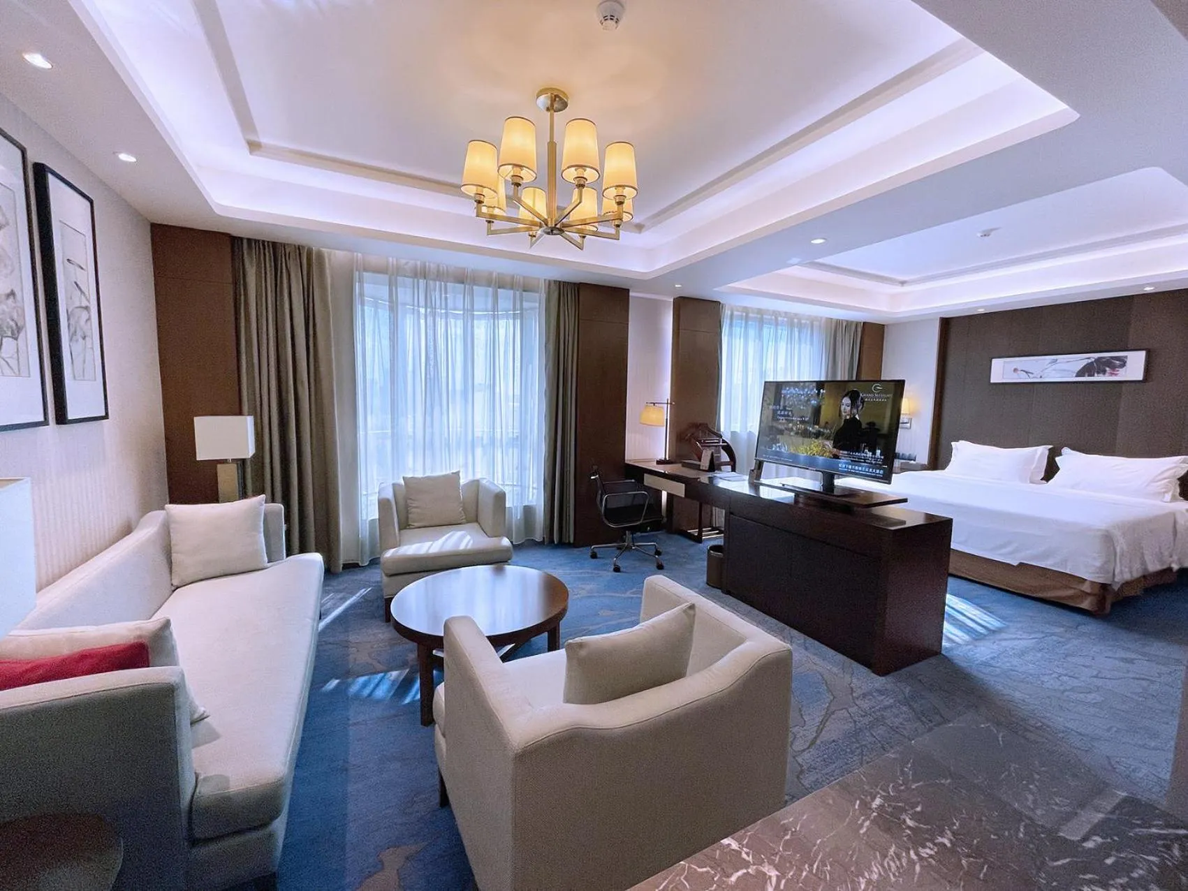 Photo of the whole room, Bed in Wan Yue Grand Skylight Hotel