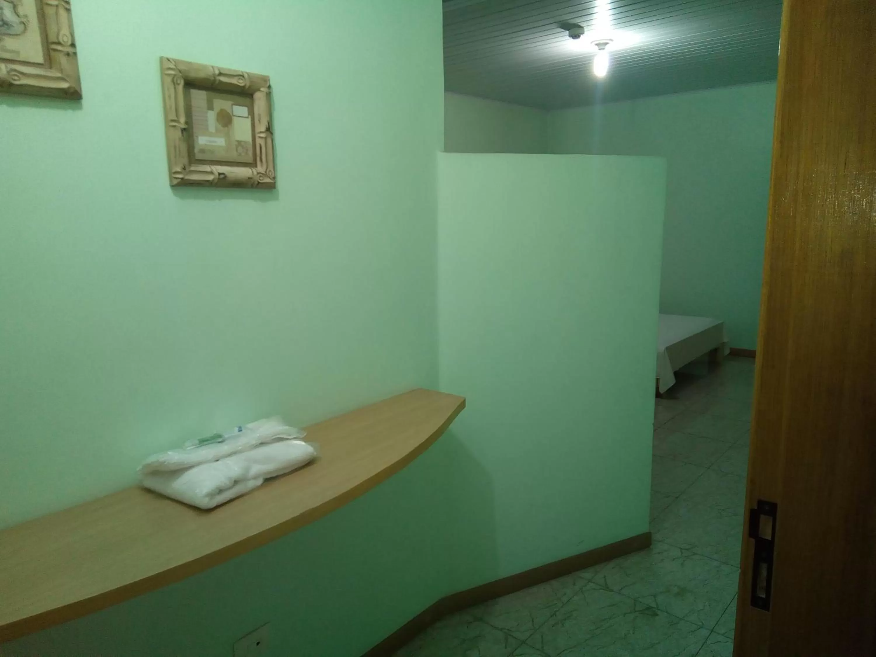 Bedroom, TV/Entertainment Center in Cumbipar King Hotel