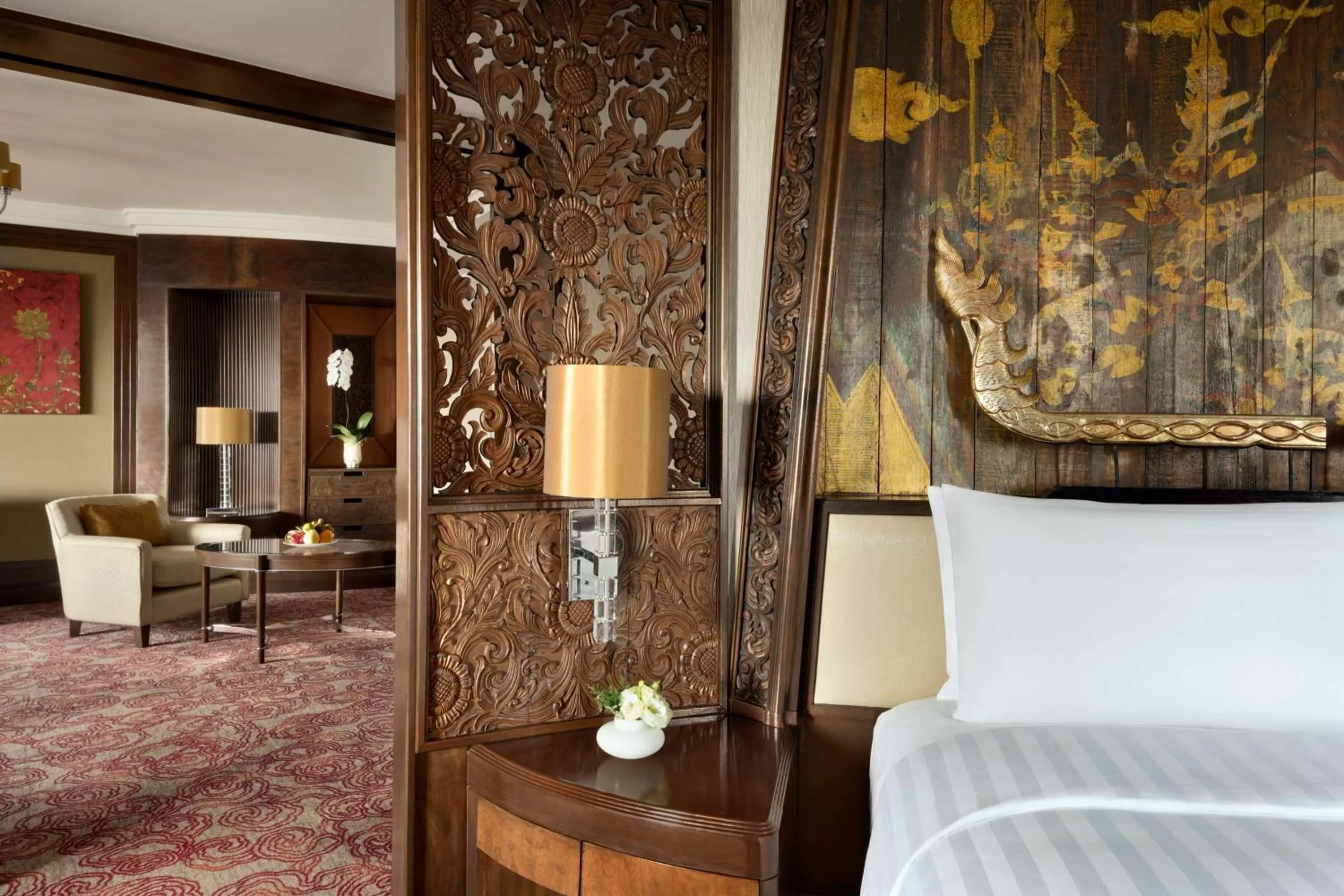 Photo of the whole room, Bed in Shangri-La Bangkok