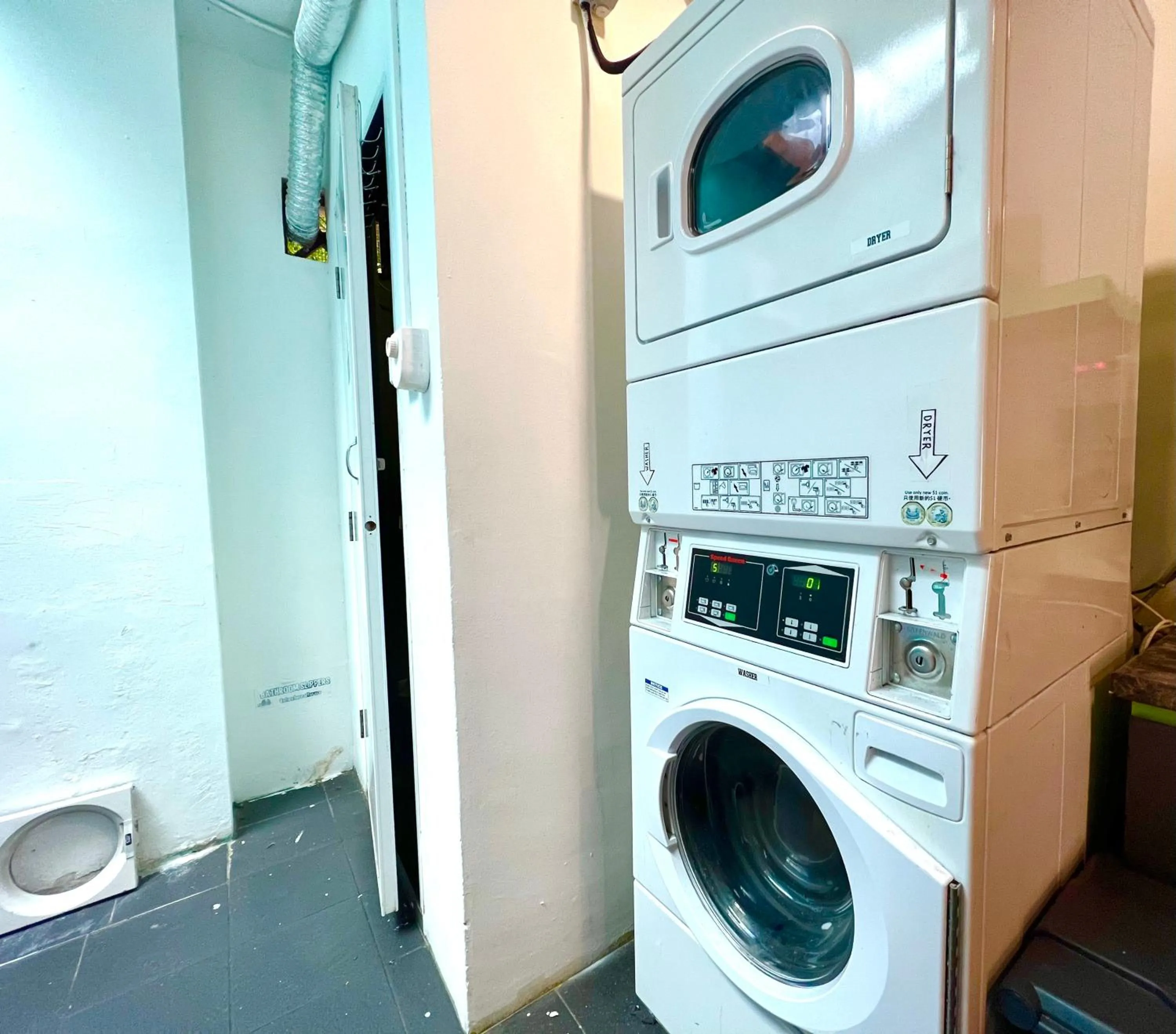 washing machine in Beary Best! Hostel Chinatown